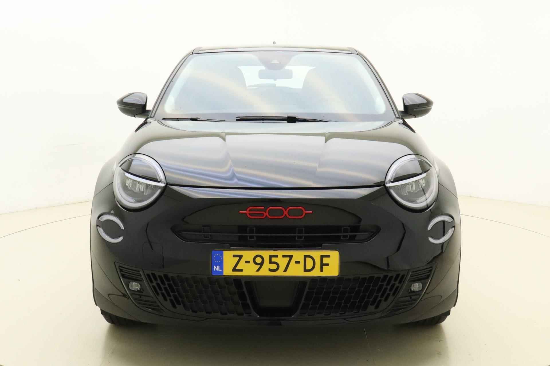Fiat 600e RED 54 kWh | Apple Carplay/Android auto | LED koplampen | Keyless start | Parkeersensoren achter | Informeer naar beschikbaarheid - 7/41