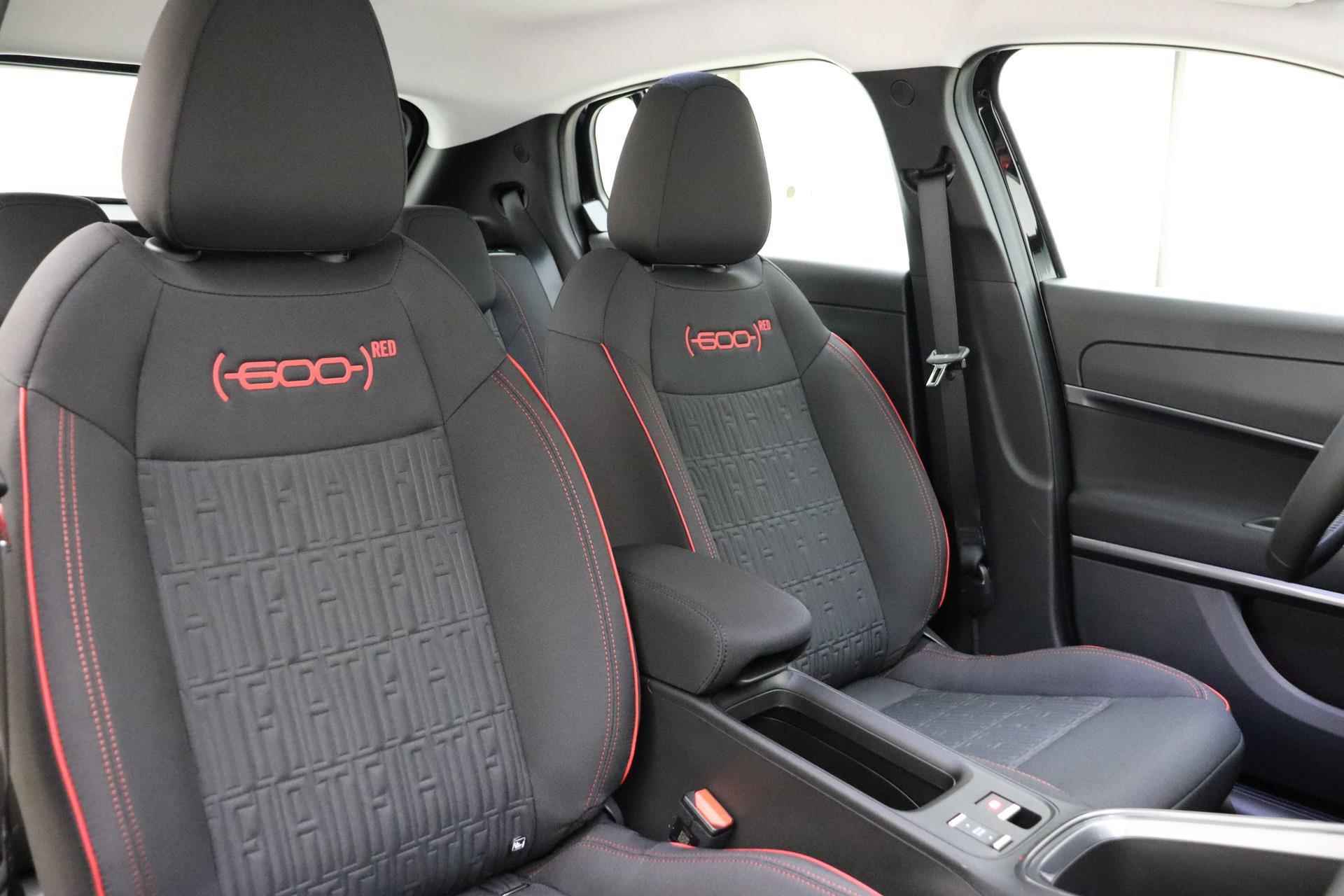 Fiat 600e RED 54 kWh | Apple Carplay/Android auto | LED koplampen | Keyless start | Parkeersensoren achter | Informeer naar beschikbaarheid - 11/41