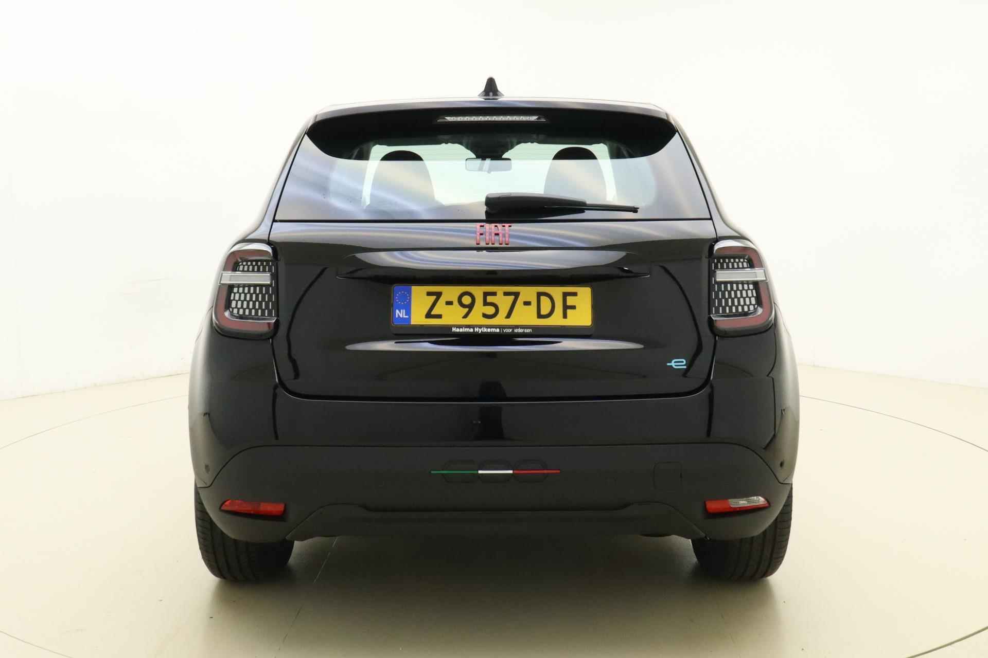 Fiat 600e RED 54 kWh | Apple Carplay/Android auto | LED koplampen | Keyless start | Parkeersensoren achter | Informeer naar beschikbaarheid - 12/41