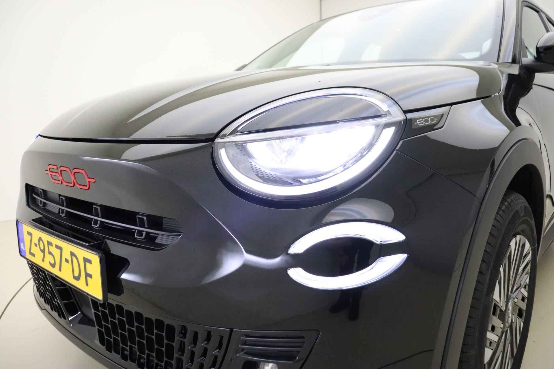 Fiat 600e RED 54 kWh | Apple Carplay/Android auto | LED koplampen | Keyless start | Parkeersensoren achter | Informeer naar beschikbaarheid - 19/41