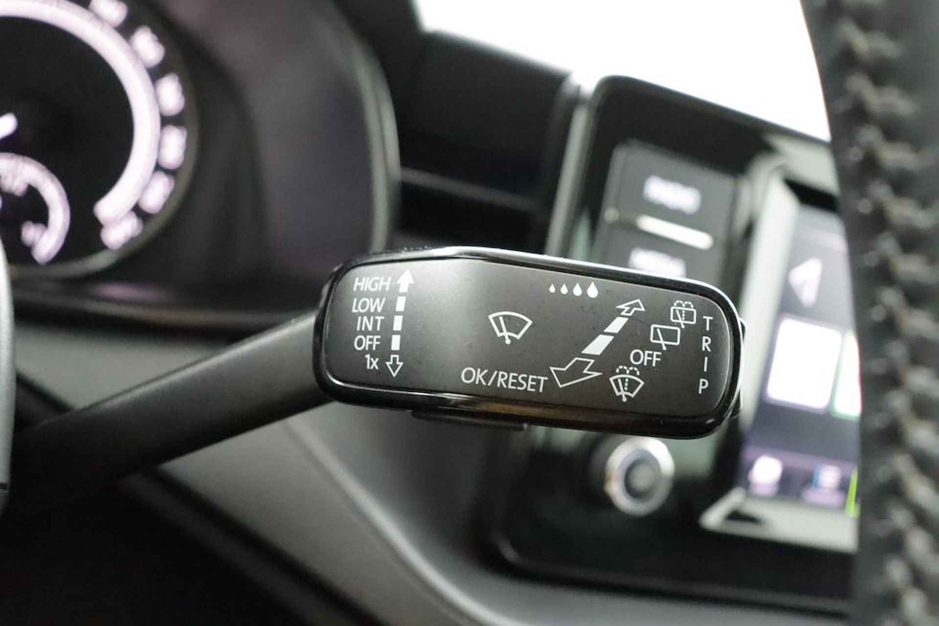 Škoda Kamiq 1.0 TSI Active - Bluetooth - Cruise Control - LED Koplampen - Airco - LM Velgen - 12 maanden Bovag garantie - 23/53