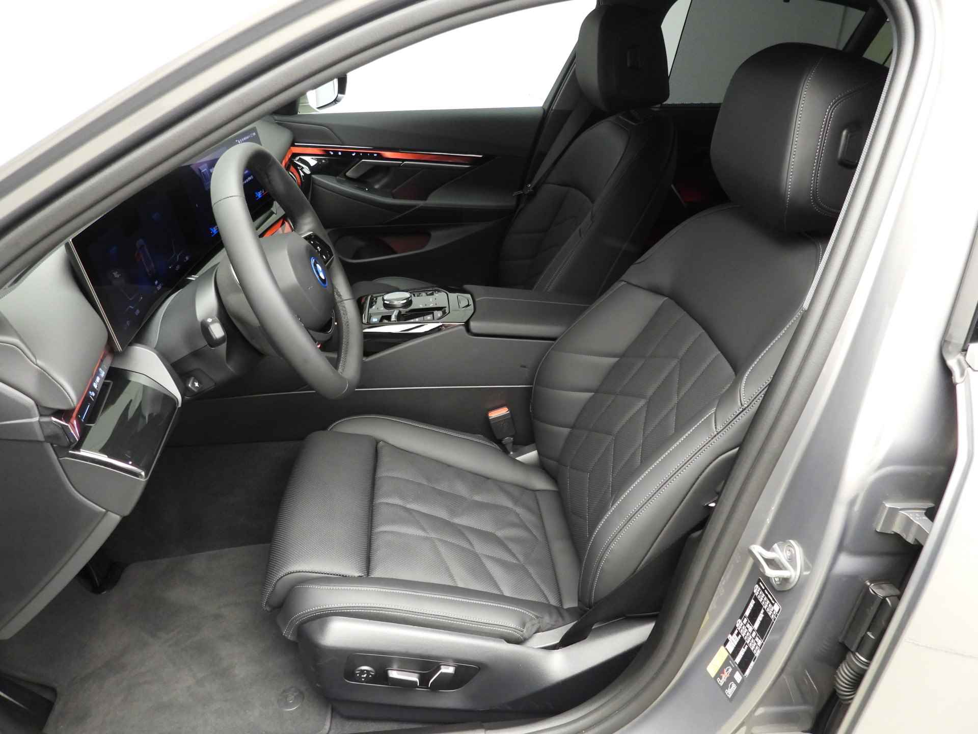 BMW i5 eDrive40 Innovation Pack LED / Leder / HUD / Comfortstoelen / Keyles go / Adaptief onderstel / DAB / Alu 19 inch - 4/32