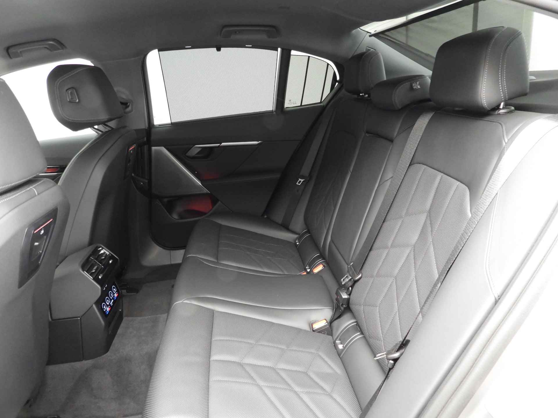 BMW i5 eDrive40 Innovation Pack LED / Leder / HUD / Comfortstoelen / Keyles go / Adaptief onderstel / DAB / Alu 19 inch - 5/32
