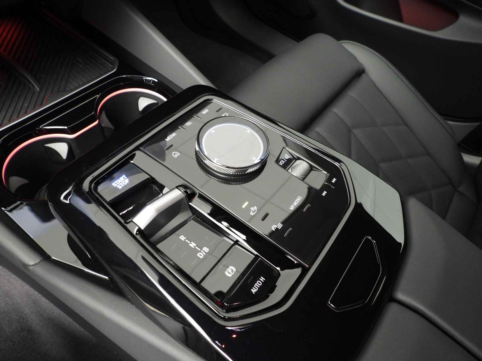 BMW i5 eDrive40 Innovation Pack LED / Leder / HUD / Comfortstoelen / Keyles go / Adaptief onderstel / DAB / Alu 19 inch - 13/32