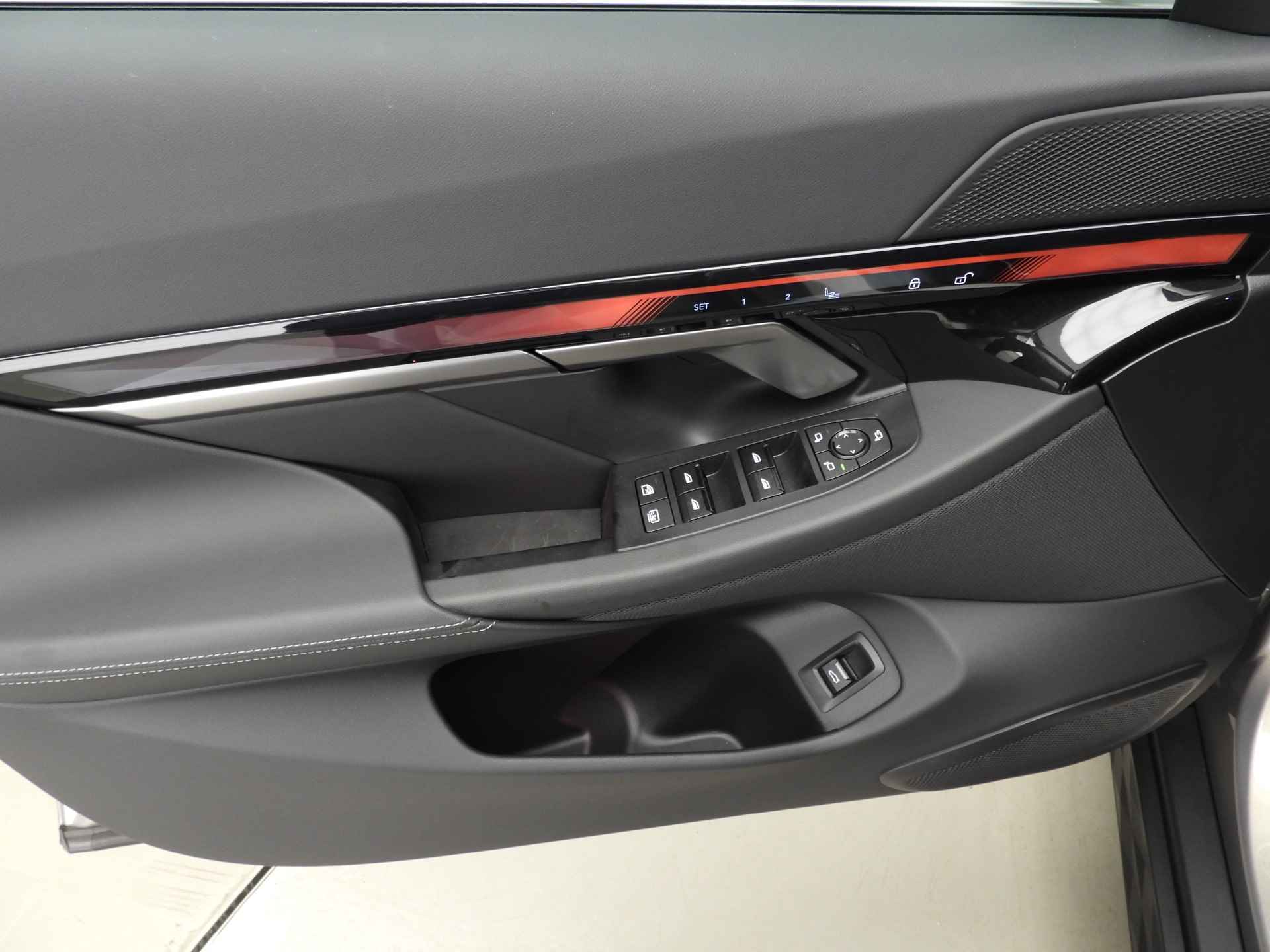 BMW i5 eDrive40 Innovation Pack LED / Leder / HUD / Comfortstoelen / Keyles go / Adaptief onderstel / DAB / Alu 19 inch - 15/32
