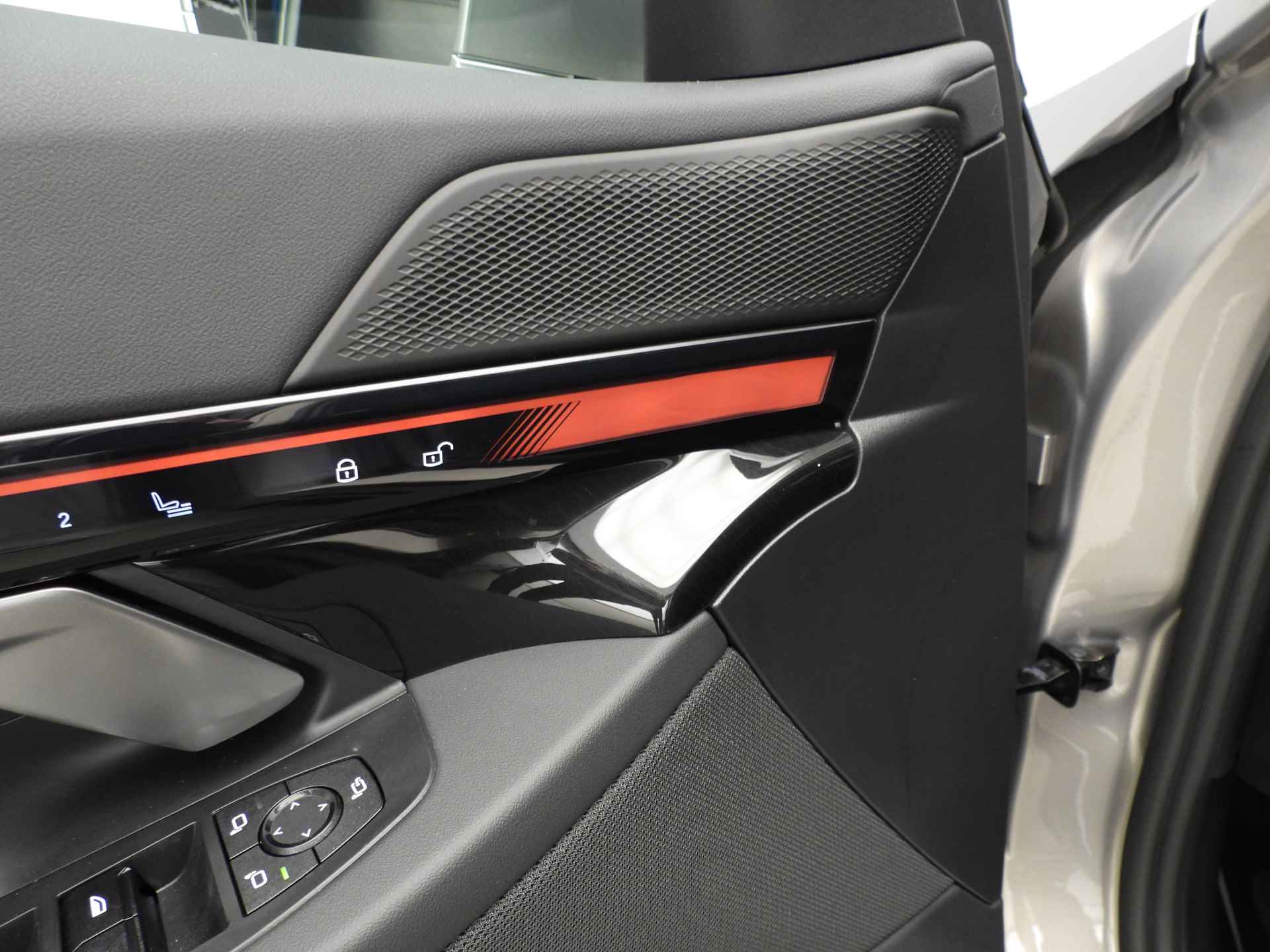 BMW i5 eDrive40 Innovation Pack LED / Leder / HUD / Comfortstoelen / Keyles go / Adaptief onderstel / DAB / Alu 19 inch - 16/32