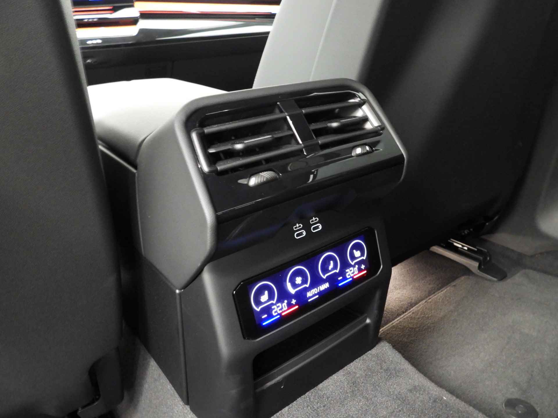 BMW i5 eDrive40 Innovation Pack LED / Leder / HUD / Comfortstoelen / Keyles go / Adaptief onderstel / DAB / Alu 19 inch - 17/32