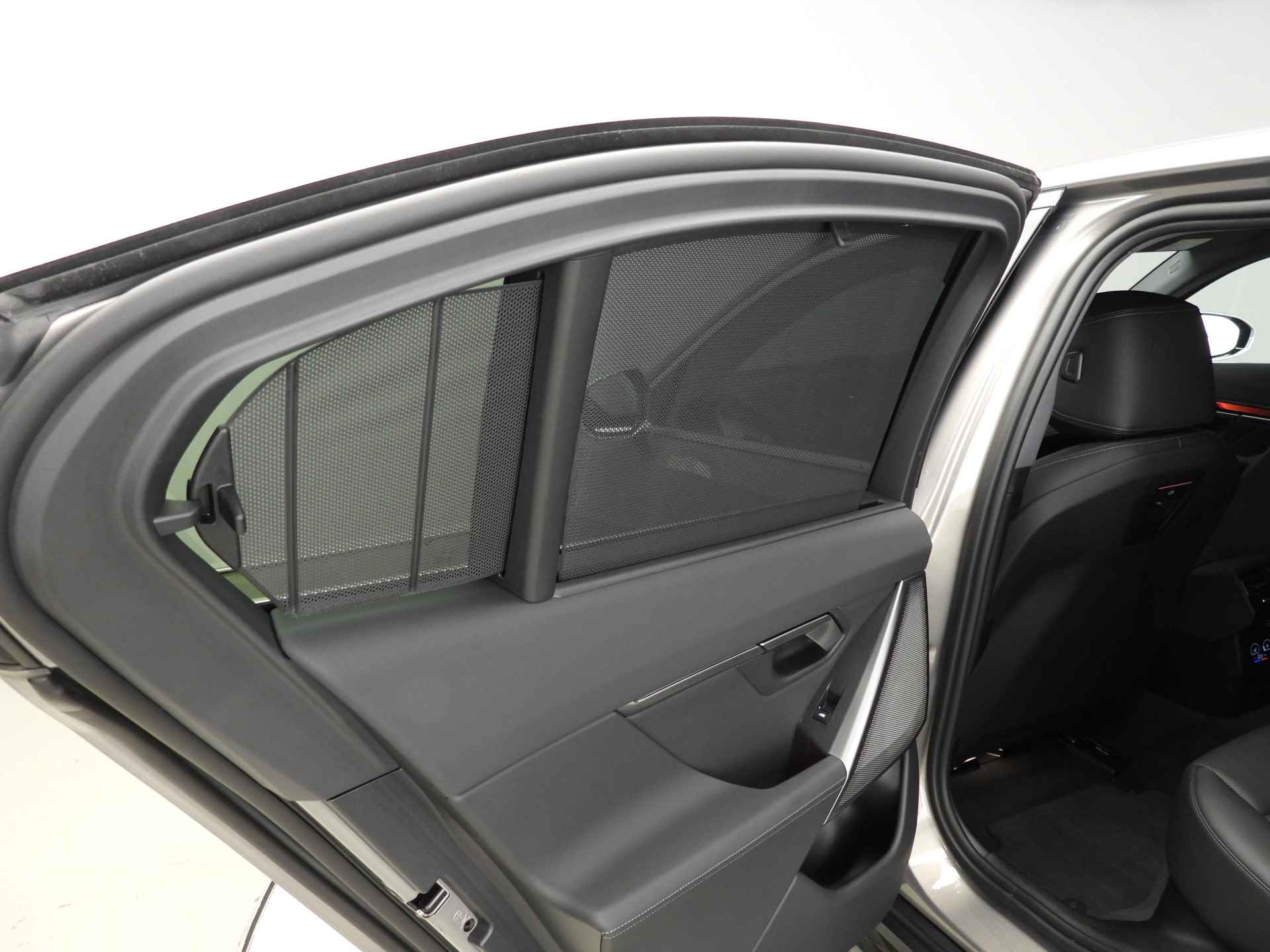 BMW i5 eDrive40 Innovation Pack LED / Leder / HUD / Comfortstoelen / Keyles go / Adaptief onderstel / DAB / Alu 19 inch - 19/32
