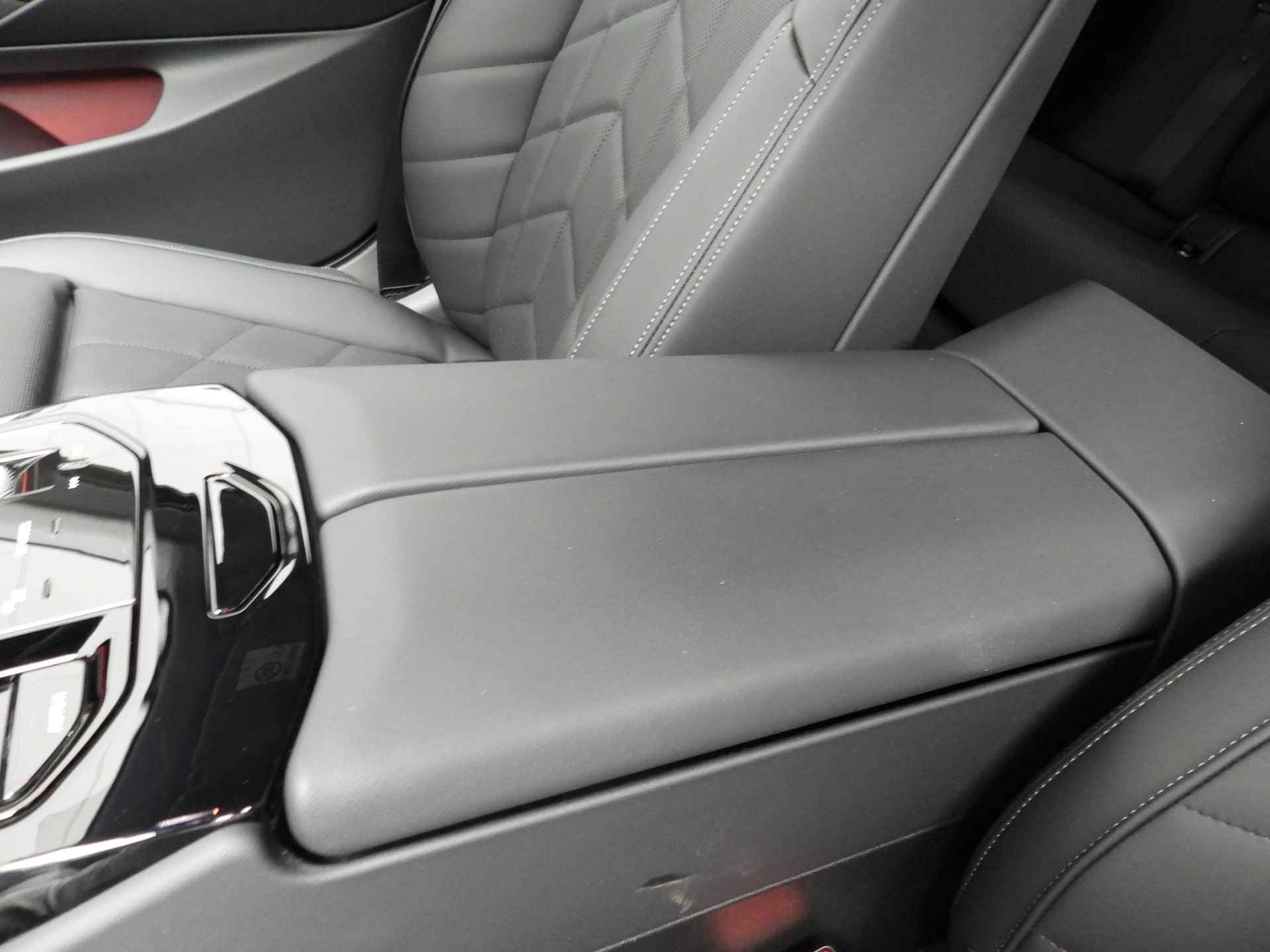 BMW i5 eDrive40 Innovation Pack LED / Leder / HUD / Comfortstoelen / Keyles go / Adaptief onderstel / DAB / Alu 19 inch - 25/32