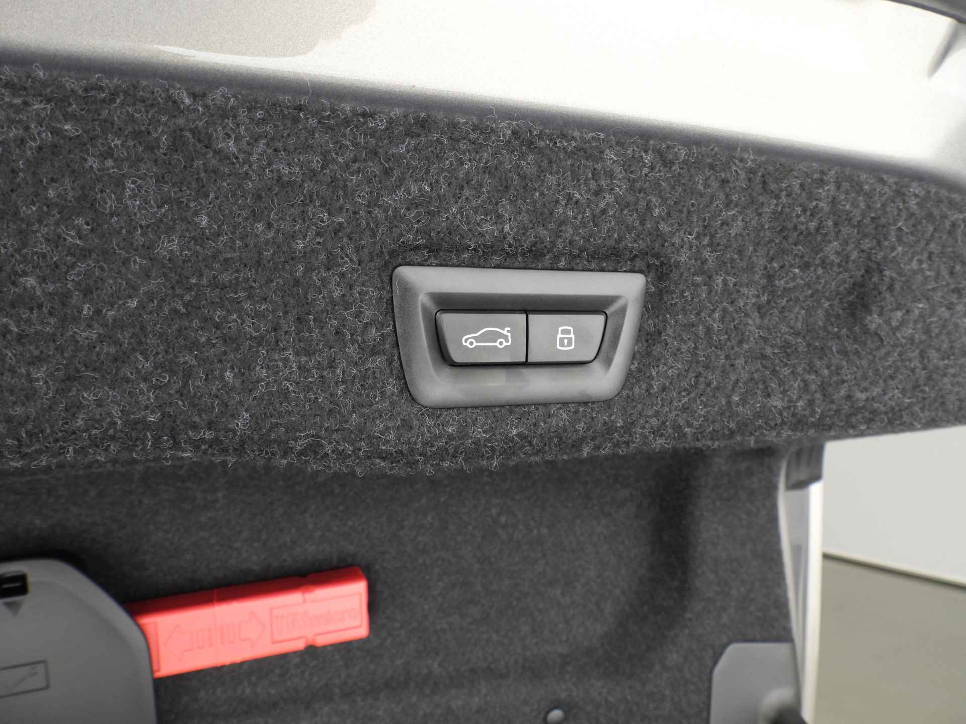 BMW i5 eDrive40 Innovation Pack LED / Leder / HUD / Comfortstoelen / Keyles go / Adaptief onderstel / DAB / Alu 19 inch - 26/32