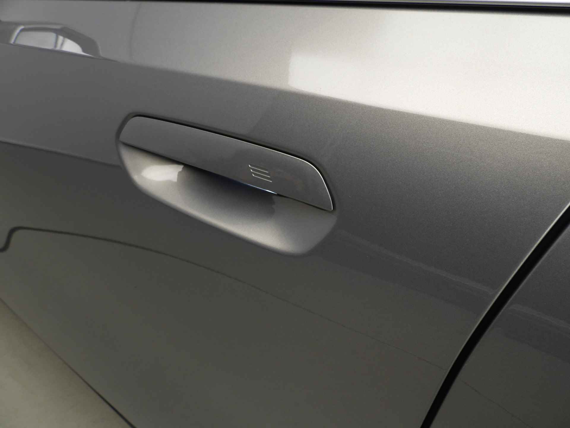 BMW i5 eDrive40 Innovation Pack LED / Leder / HUD / Comfortstoelen / Keyles go / Adaptief onderstel / DAB / Alu 19 inch - 27/32