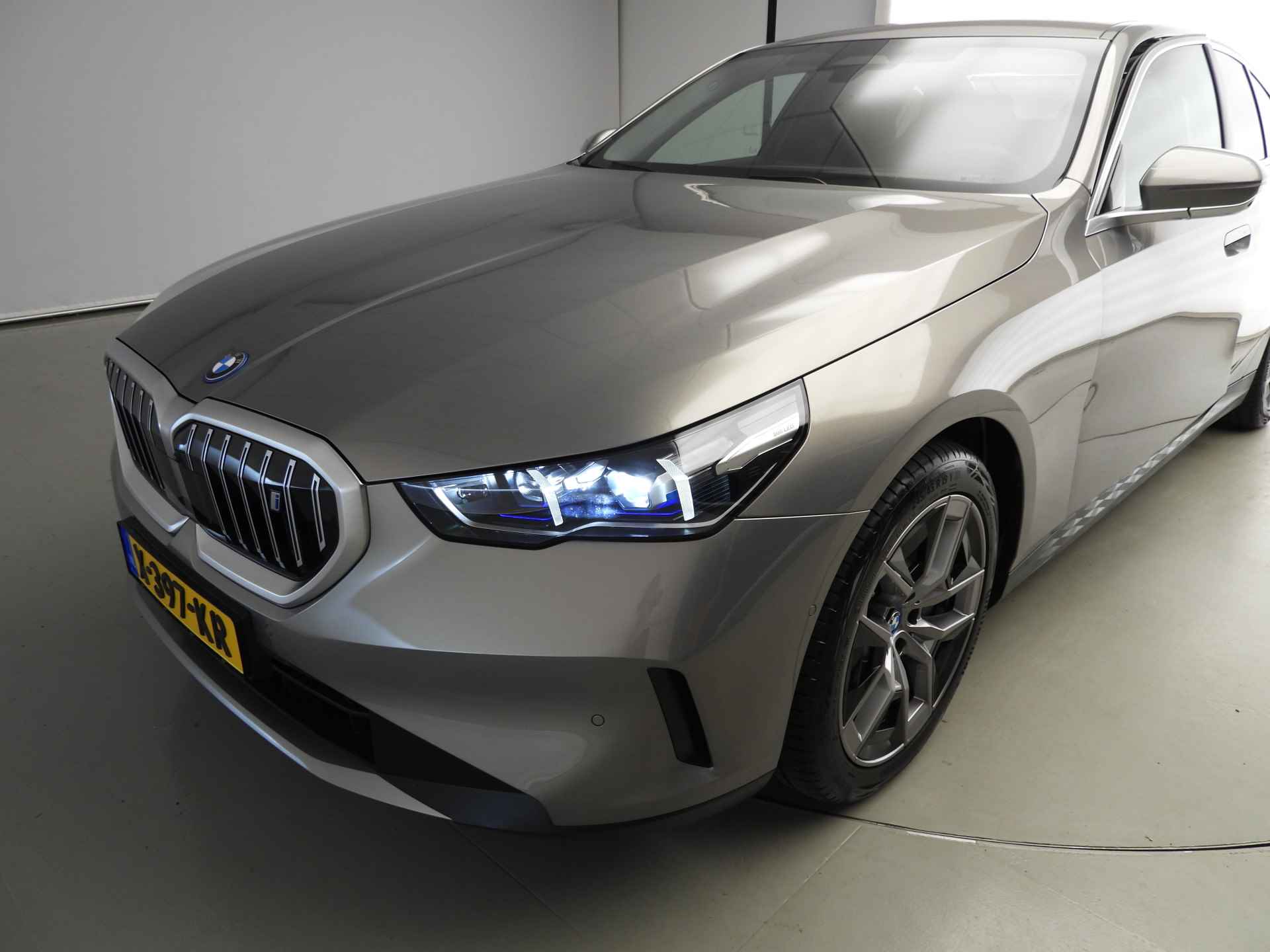BMW i5 eDrive40 Innovation Pack LED / Leder / HUD / Comfortstoelen / Keyles go / Adaptief onderstel / DAB / Alu 19 inch - 30/32