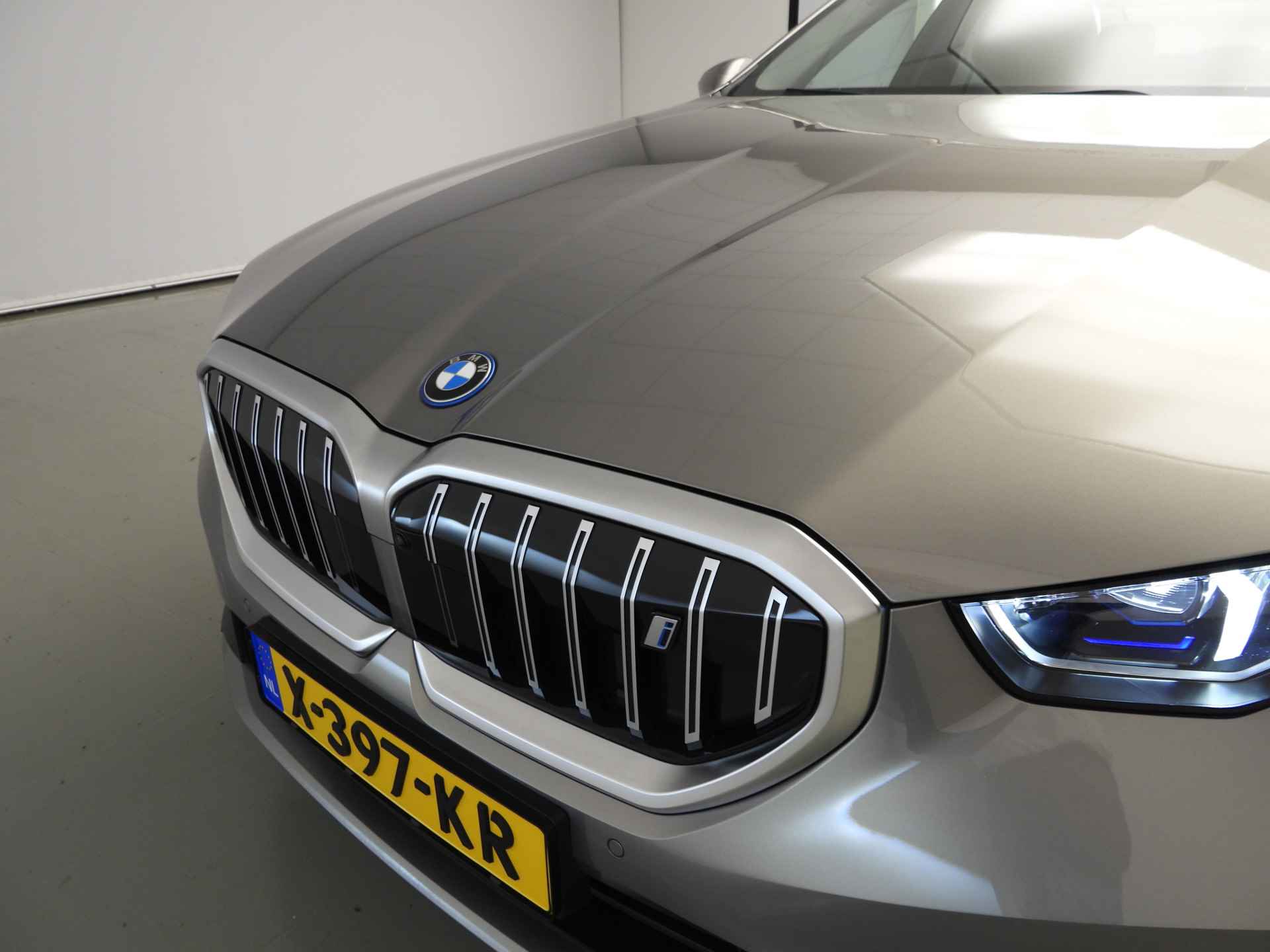BMW i5 eDrive40 Innovation Pack LED / Leder / HUD / Comfortstoelen / Keyles go / Adaptief onderstel / DAB / Alu 19 inch - 31/32