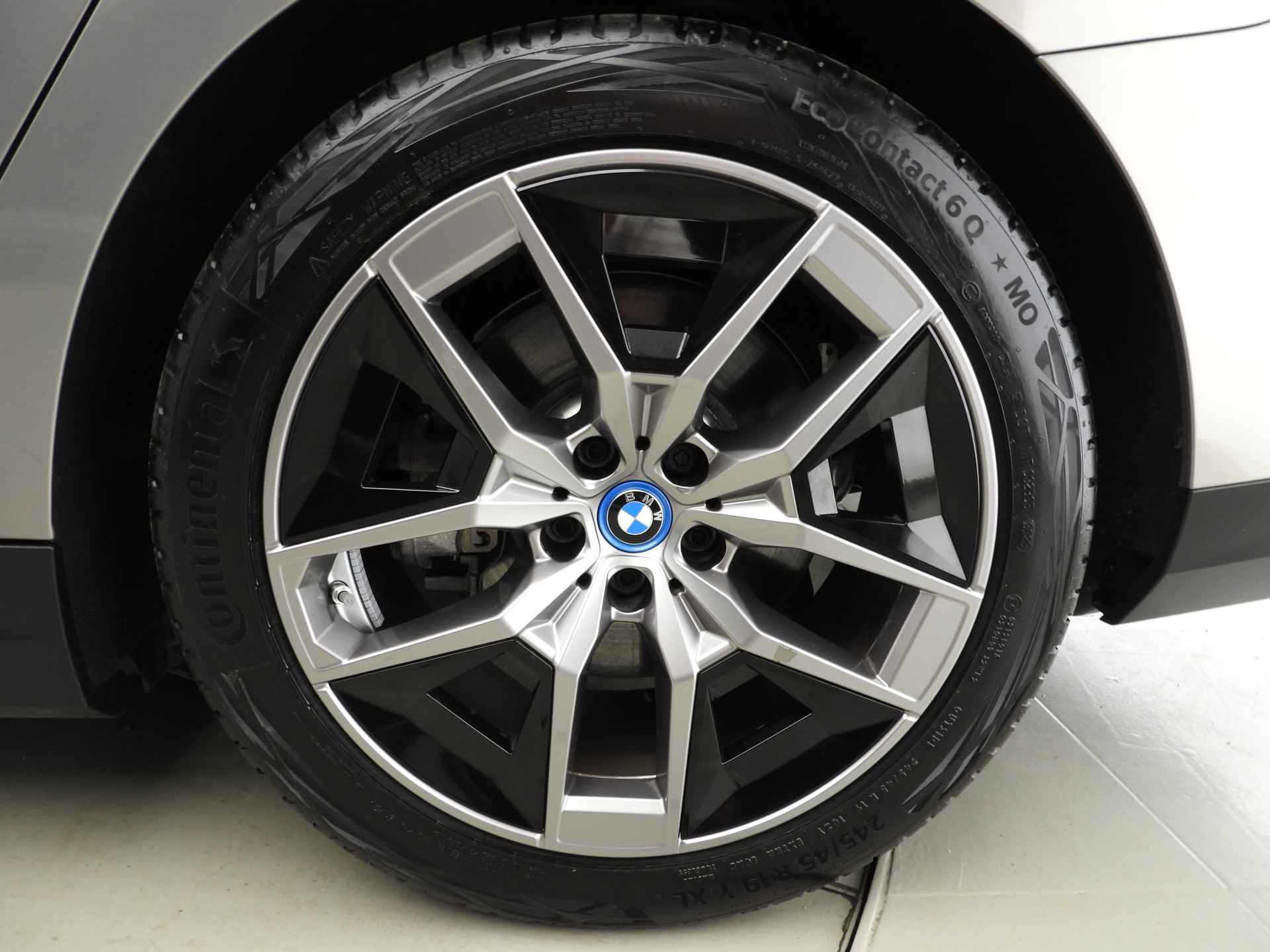 BMW i5 eDrive40 Innovation Pack LED / Leder / HUD / Comfortstoelen / Keyles go / Adaptief onderstel / DAB / Alu 19 inch - 32/32