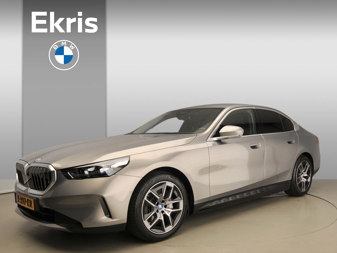 BMW i5 eDrive40 Innovation Pack LED / Leder / HUD / Comfortstoelen / Keyles go / Adaptief onderstel / DAB / Alu 19 inch