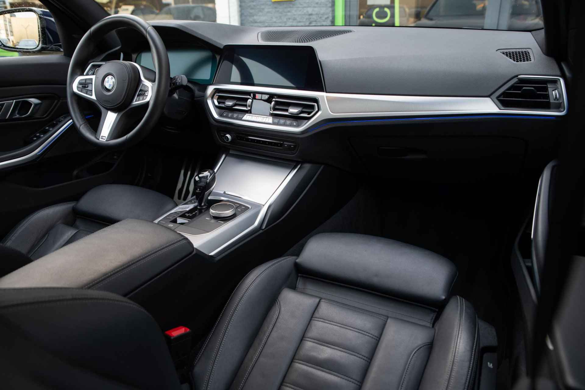 BMW 3-serie Touring 318i High Executive M SPORT / PANODAK / HARMAN KARDON / LEDER - 19/52