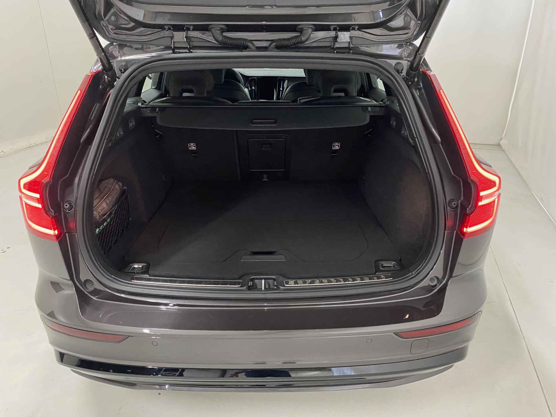 Volvo V60 2.0 T6 350pk AWD Plus Dark Platinium Grey Leer Zwarte Hemel Camera Elk. Stoelen ACC - 13/24