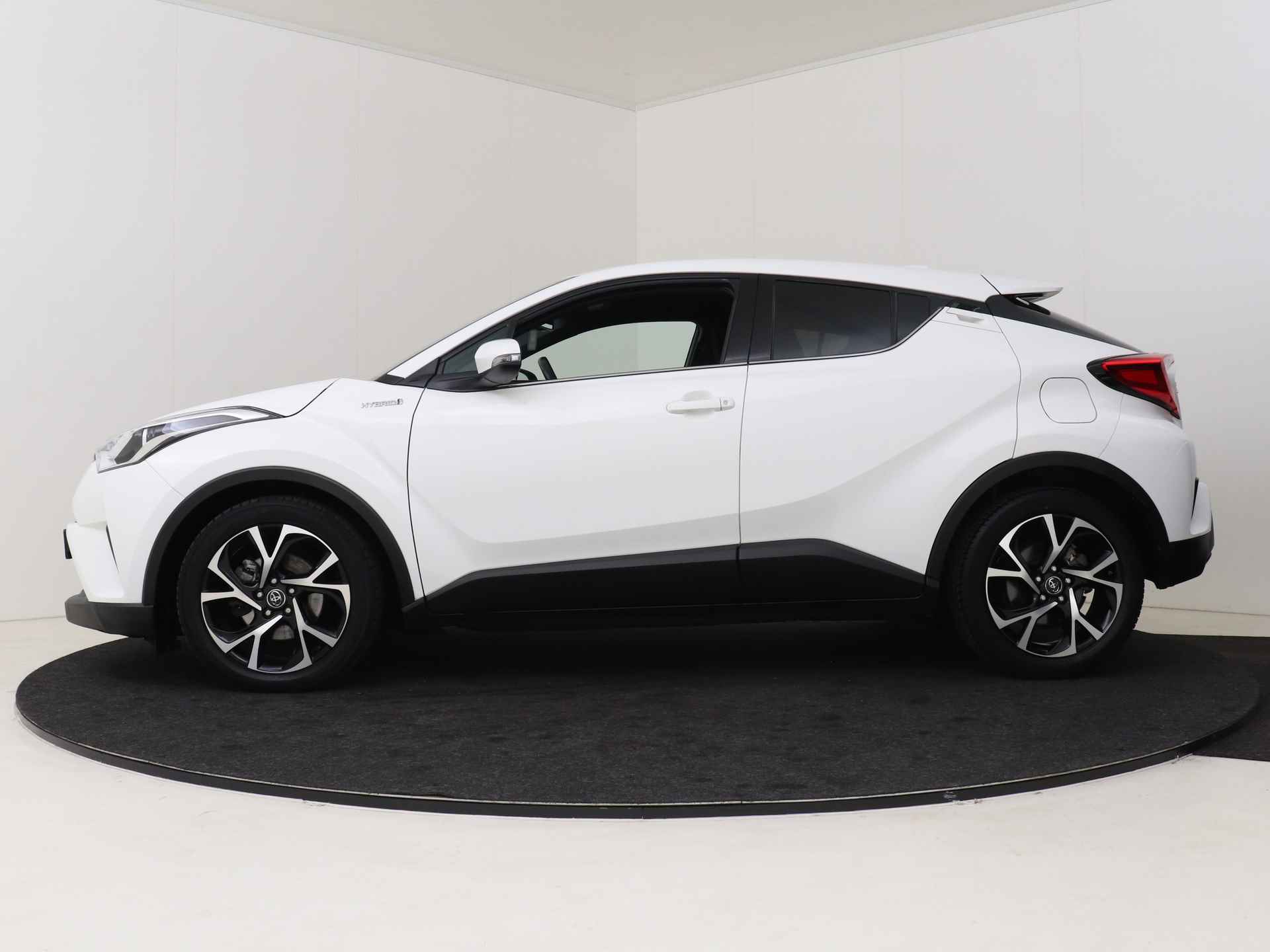 Toyota C-HR 1.8 Hybrid Dynamic I Navigatie I Climate Control I Cruise Control I Camera I USB I LM Velgen I Keyless Entry/Start I Stoelverwarming Voor I - 4/48