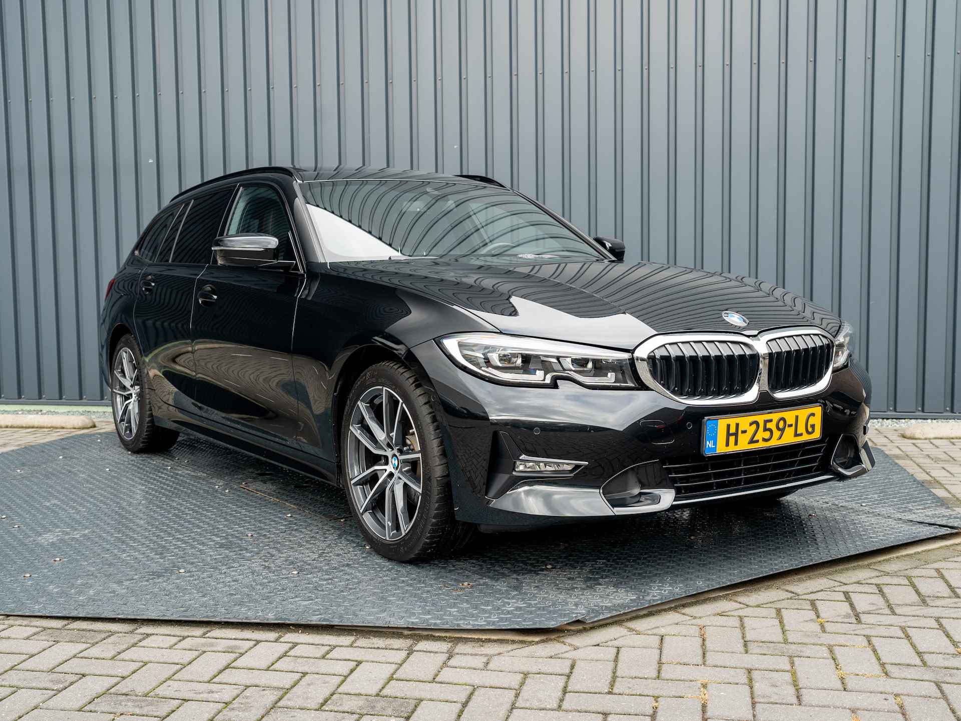 BMW 3 Serie Touring 320i High Executive Edition | Panodak | Leder | Camera | Elk A-Klep | Prijs Rijklaar!! - 31/49