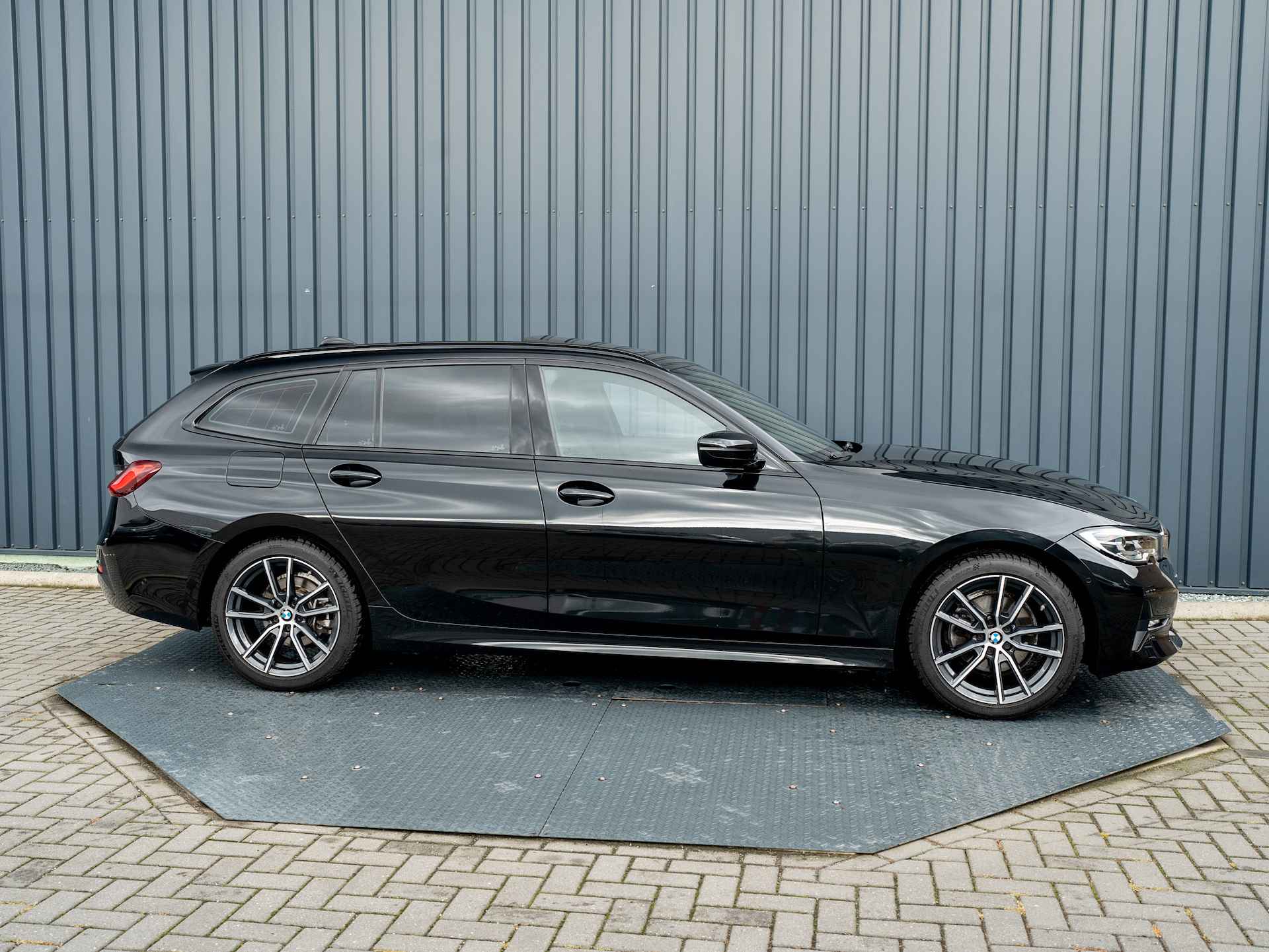 BMW 3 Serie Touring 320i High Executive Edition | Panodak | Leder | Camera | Elk A-Klep | Prijs Rijklaar!! - 32/49