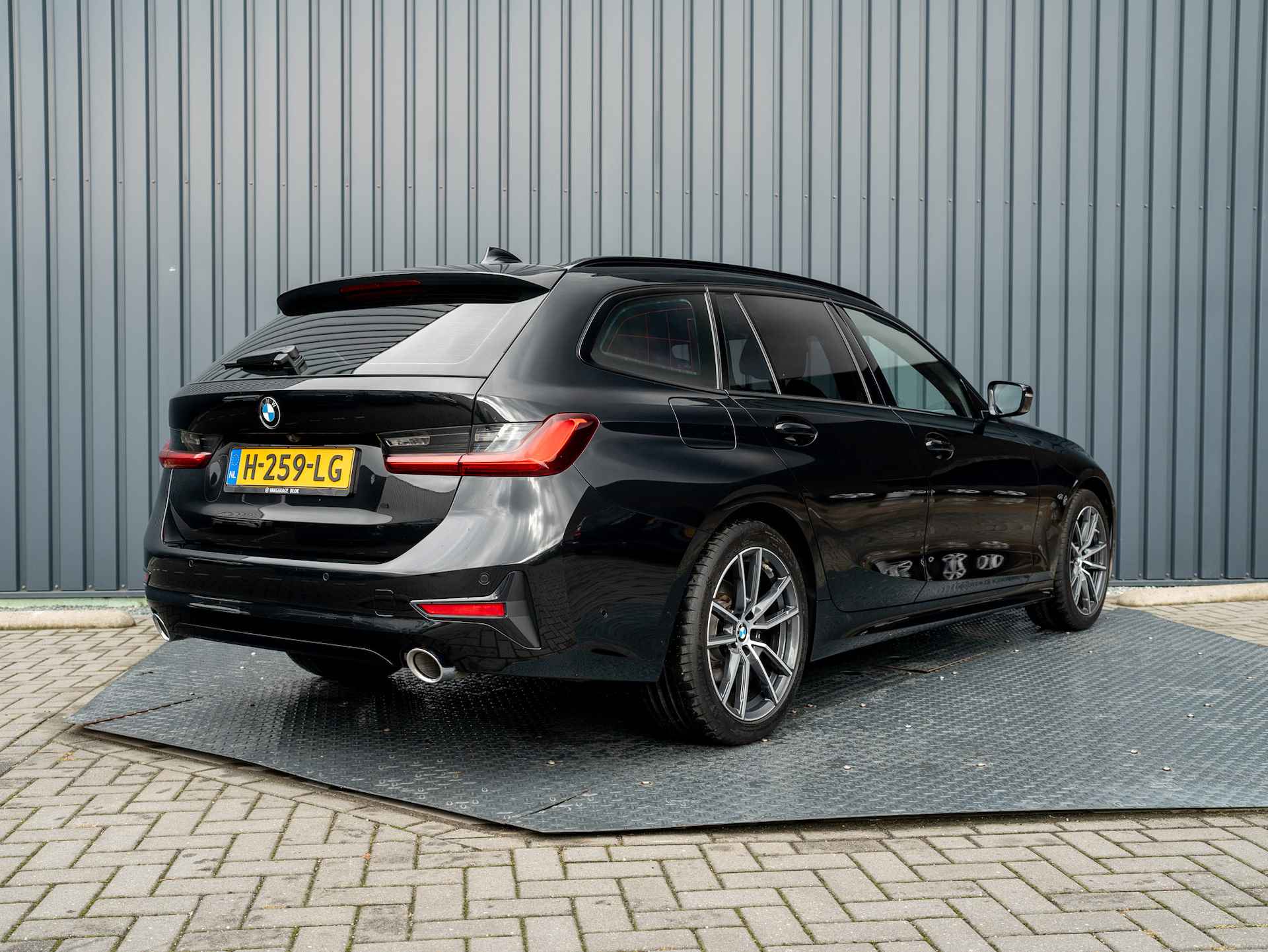 BMW 3 Serie Touring 320i High Executive Edition | Panodak | Leder | Camera | Elk A-Klep | Prijs Rijklaar!! - 33/49