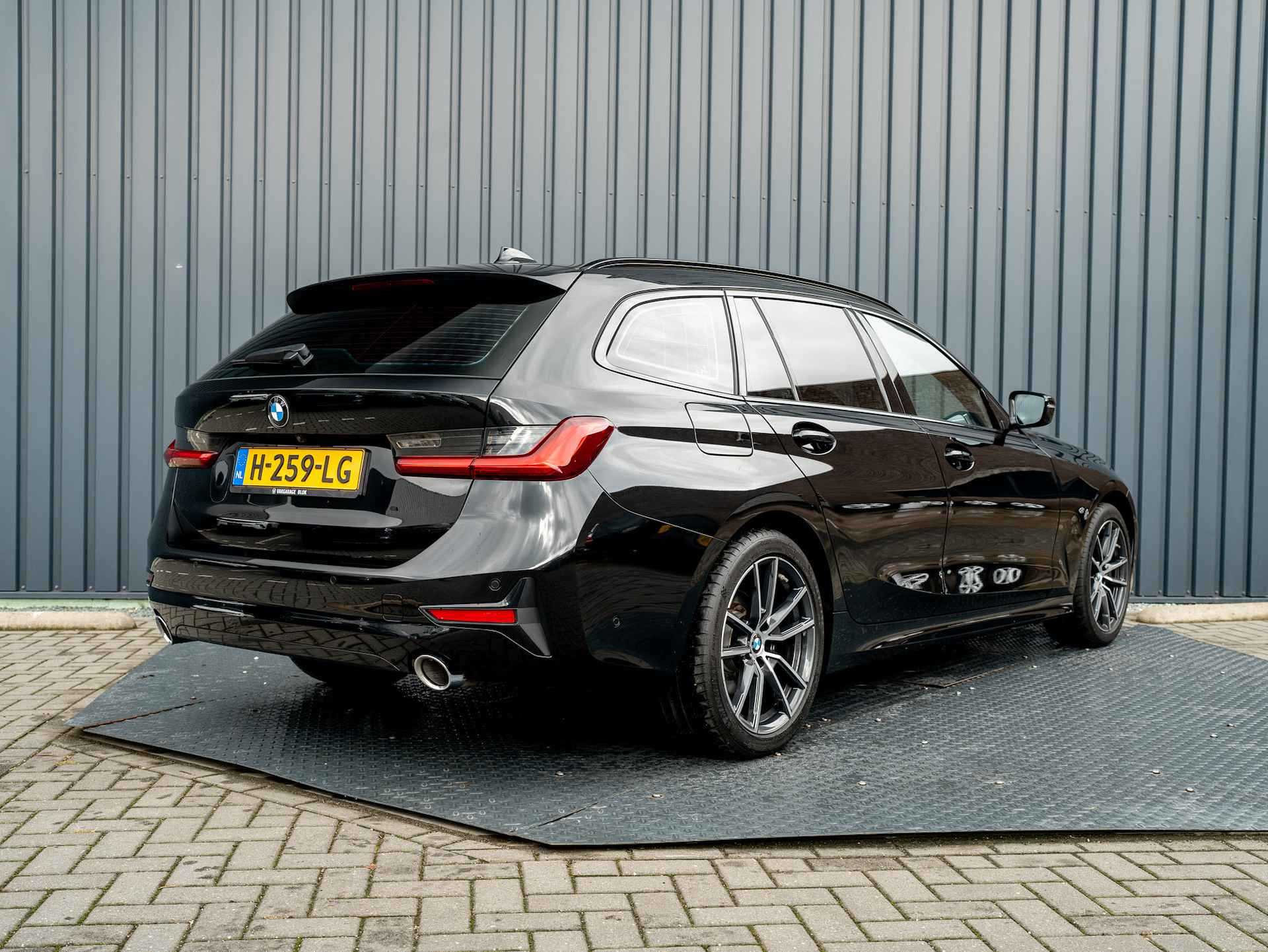 BMW 3 Serie Touring 320i High Executive Edition | Panodak | Leder | Camera | Elk A-Klep | Prijs Rijklaar!! - 48/49