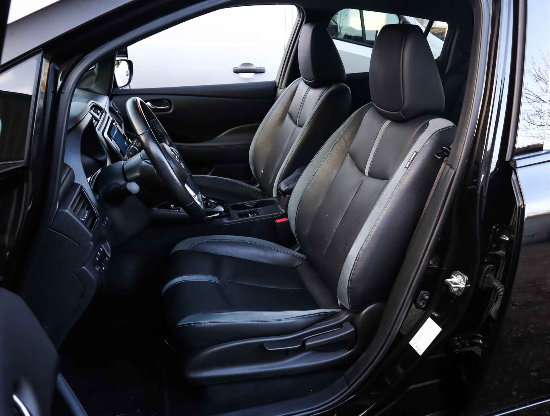 Nissan Leaf 3.Zero Limited Edition 62 kWh (218PK) 1e-Eig, Keurig-Onderh, 12-Mnd-BOVAG, NL-Auto, Navigatie/Apple-Carplay/Android-Auto, Parkeersensoren-V+A, LM.-Velgen, 360-Camera, Stoelverwarming-V+A, Dodehoeksensor, Airco/Climate-Control, Le Audio-Premium, Adaptive-Cruise-Control, Privacy-Glas - 7/39
