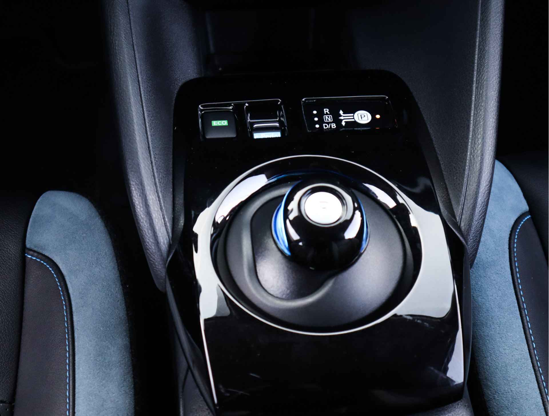 Nissan Leaf 3.Zero Limited Edition 62 kWh (218PK) 1e-Eig, Nissan-Dealer-Onderh, 12-Mnd-BOVAG, NL-Auto, Navigatie/Apple-Carplay/Android-Auto, Parkeersensoren-V+A, LM.-Velgen, 360-Camera, Stoelverwarming-V+A, Dodehoeksensor, Airco/Climate-Cont Audio-Premium, Adaptive-Cruise-Control, Privacy-Glas - 33/40