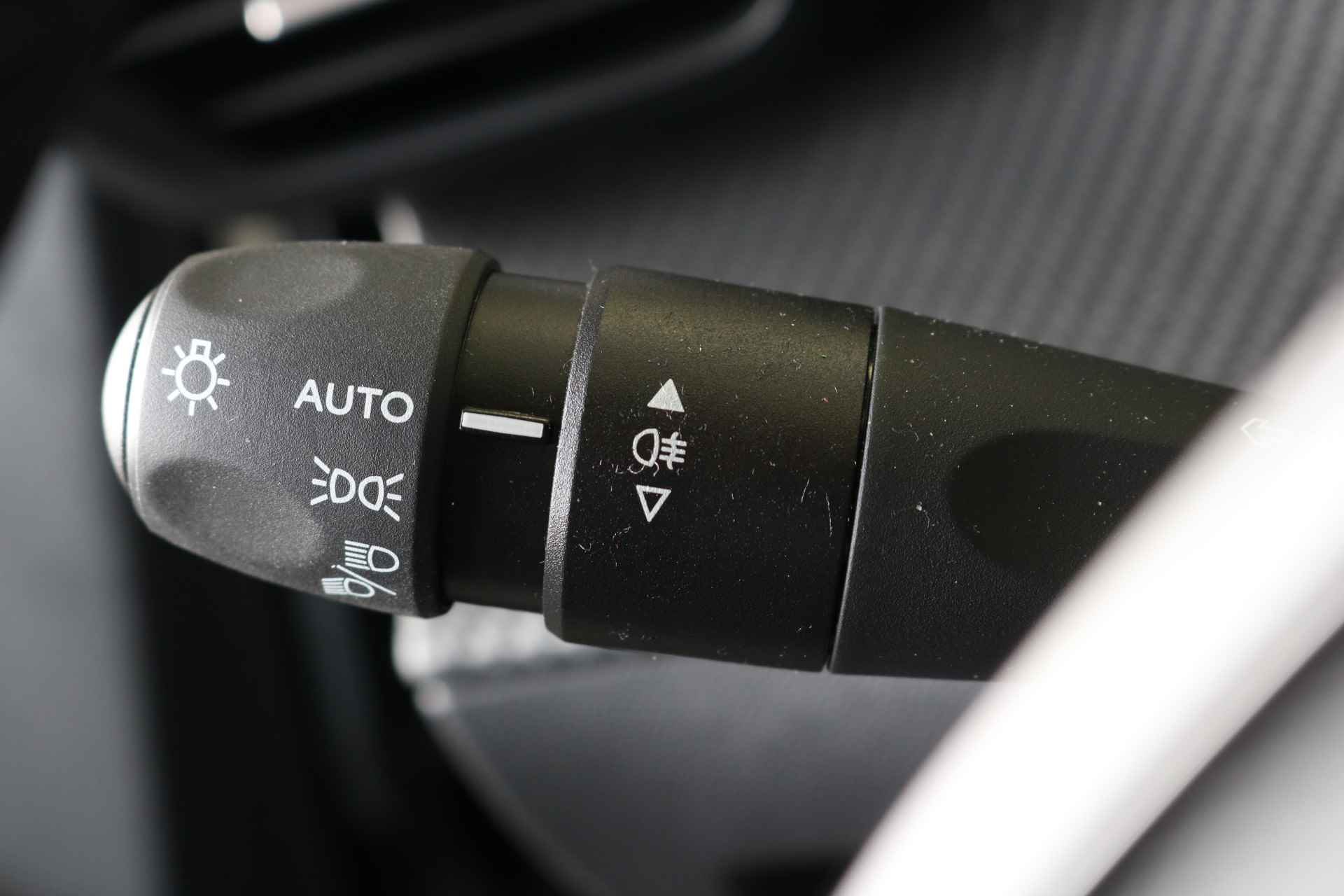Peugeot 2008 1.2 PureTech 100PK Active | Airco | Cruise | Apple Carplay | DAB | Parkeersensoren achter | Bluetooth | Metallic | - 20/35