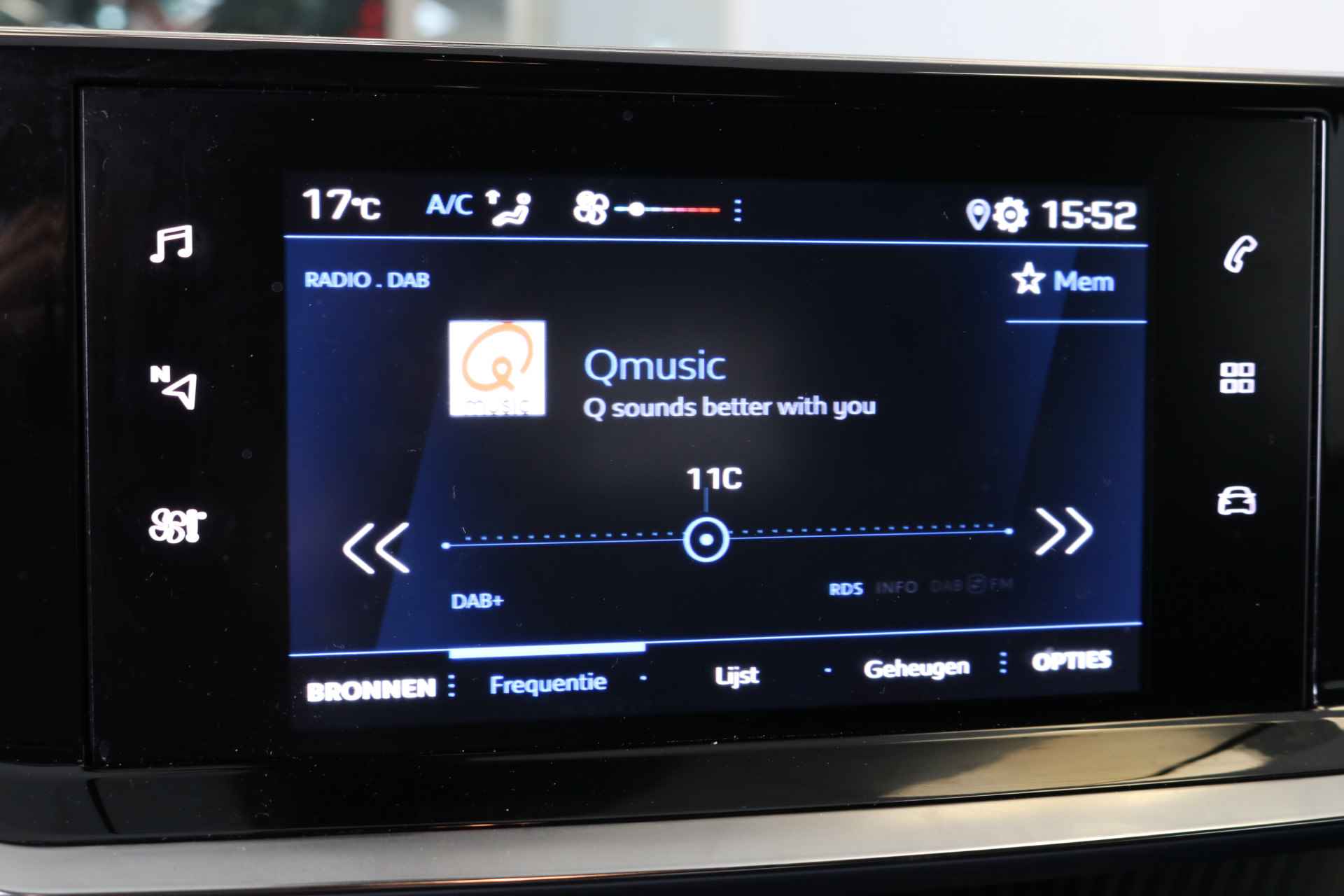 Peugeot 2008 1.2 PureTech 100PK Active | Airco | Cruise | Apple Carplay | DAB | Parkeersensoren achter | Bluetooth | Metallic | - 25/35