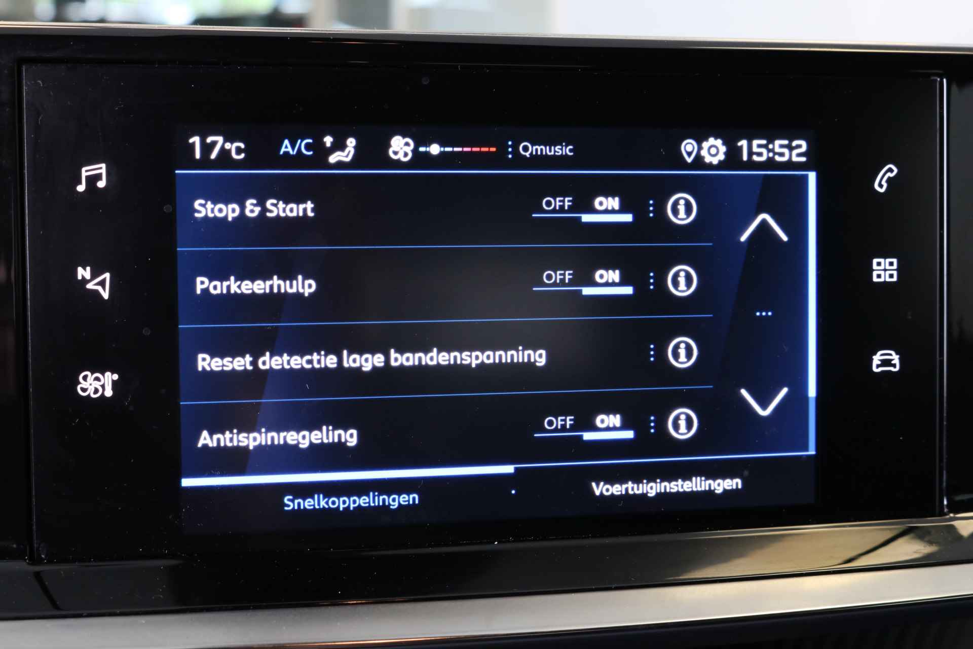 Peugeot 2008 1.2 PureTech 100PK Active | Airco | Cruise | Apple Carplay | DAB | Parkeersensoren achter | Bluetooth | Metallic | - 30/35