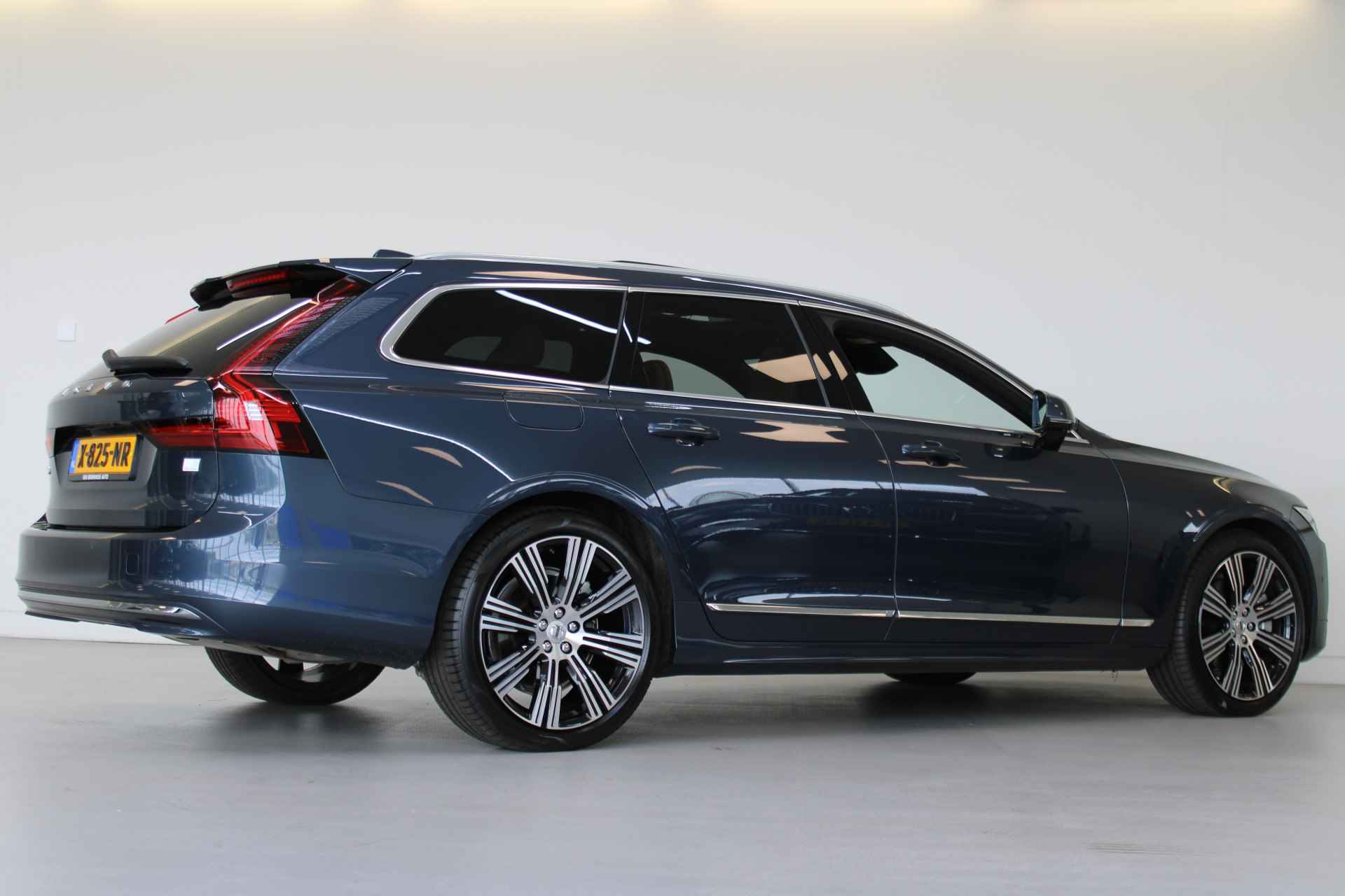 Volvo V90 T6 350PK AWD Ultimate Bright | Massage | B&W Audio | Luchtvering | Trekhaak | Nappa | 360º view - 3/72