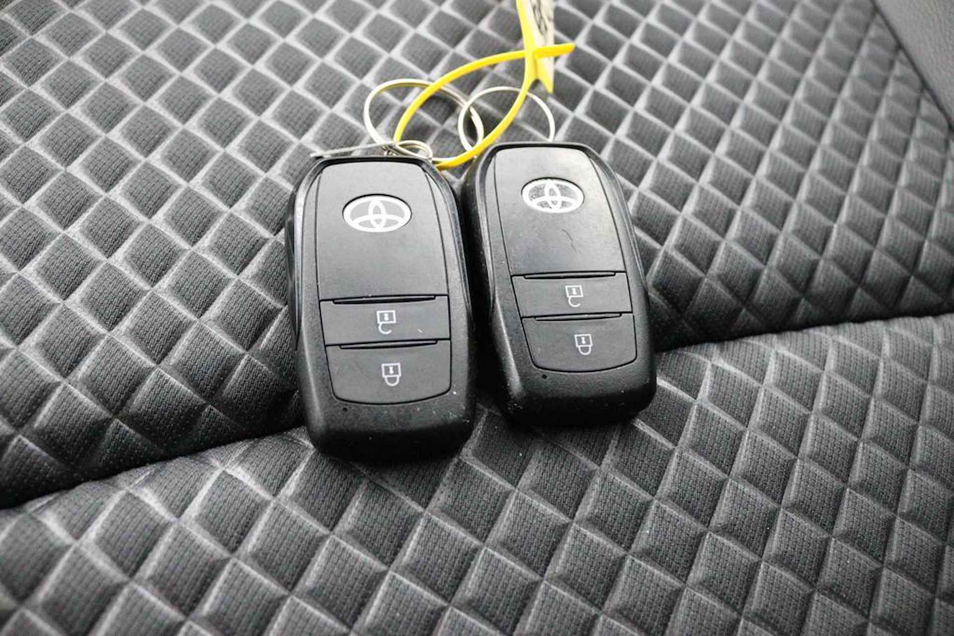 Toyota Yaris 1.5 Hybrid Two-tone | Keyless | Half lederen sportstoelen | Stoelverwarming | - 11/46