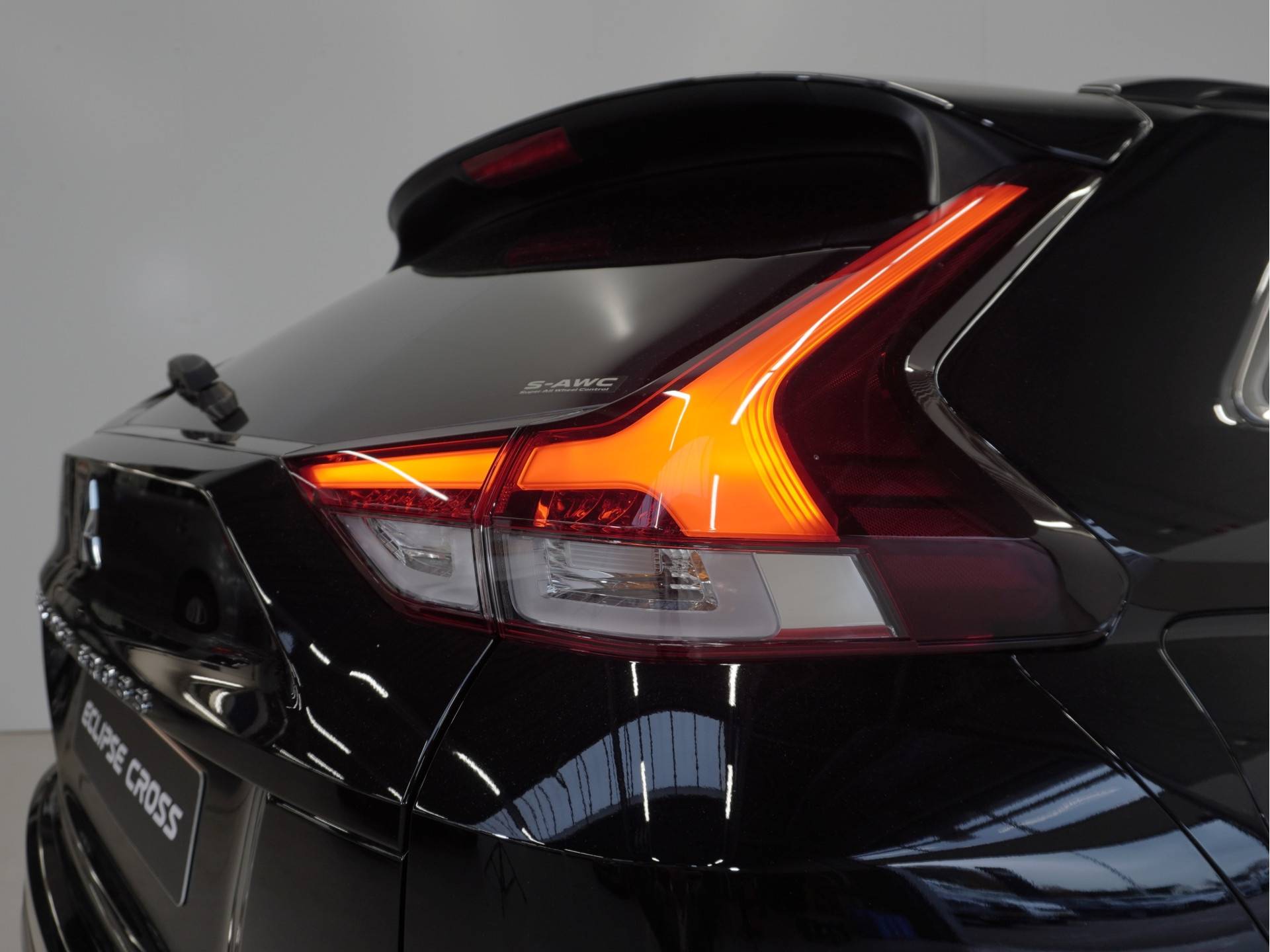 Mitsubishi Eclipse Cross 2.4 PHEV Intense+ Tijdelijk van € 45.095 voor € 39.995,- | LED verlichting | PDC voor + achter | Navigatiesysteem | Standkachel | - 13/52