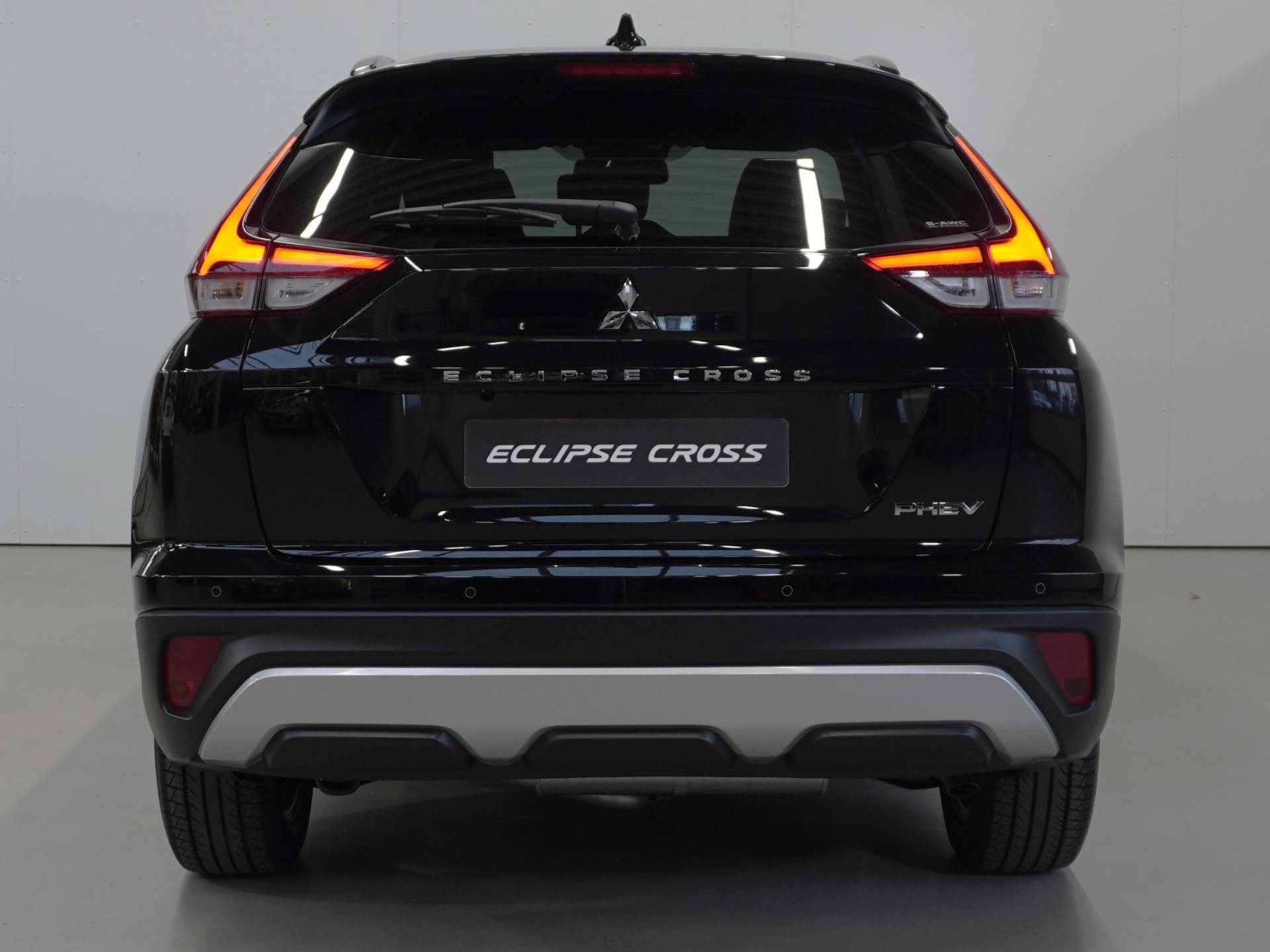Mitsubishi Eclipse Cross 2.4 PHEV Intense+ Tijdelijk van € 45.095 voor € 39.995,- | LED verlichting | PDC voor + achter | Navigatiesysteem | Standkachel | - 15/52