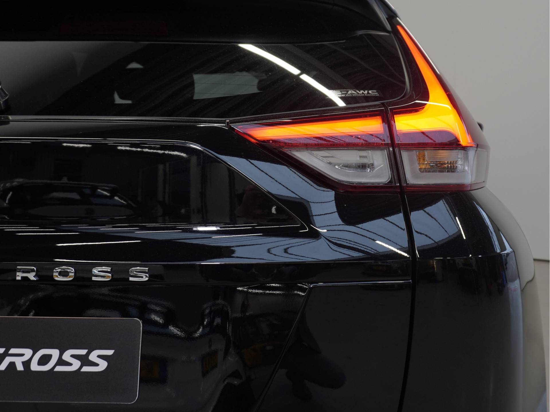Mitsubishi Eclipse Cross 2.4 PHEV Intense+ Tijdelijk van € 45.095 voor € 39.995,- | LED verlichting | PDC voor + achter | Navigatiesysteem | Standkachel | - 16/52