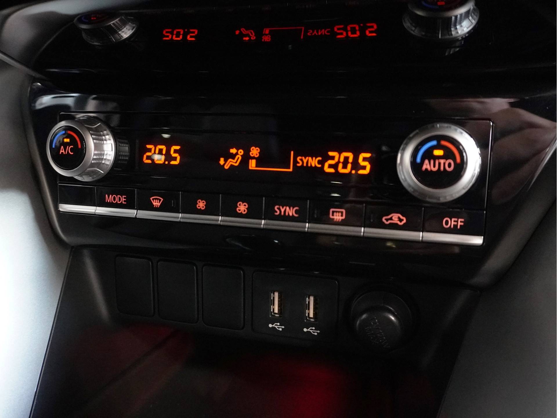 Mitsubishi Eclipse Cross 2.4 PHEV Intense+ Tijdelijk van € 45.095 voor € 39.995,- | LED verlichting | PDC voor + achter | Navigatiesysteem | Standkachel | - 47/52
