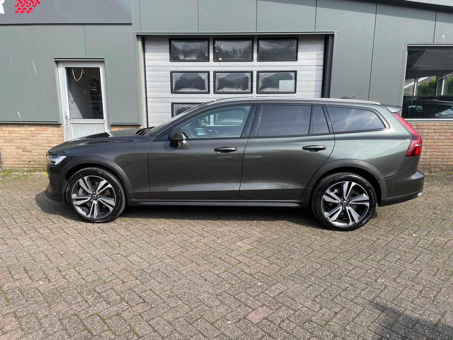 Volvo V60 Cross Country 2.0 B5 AWD Pro, vol opties - 2/26