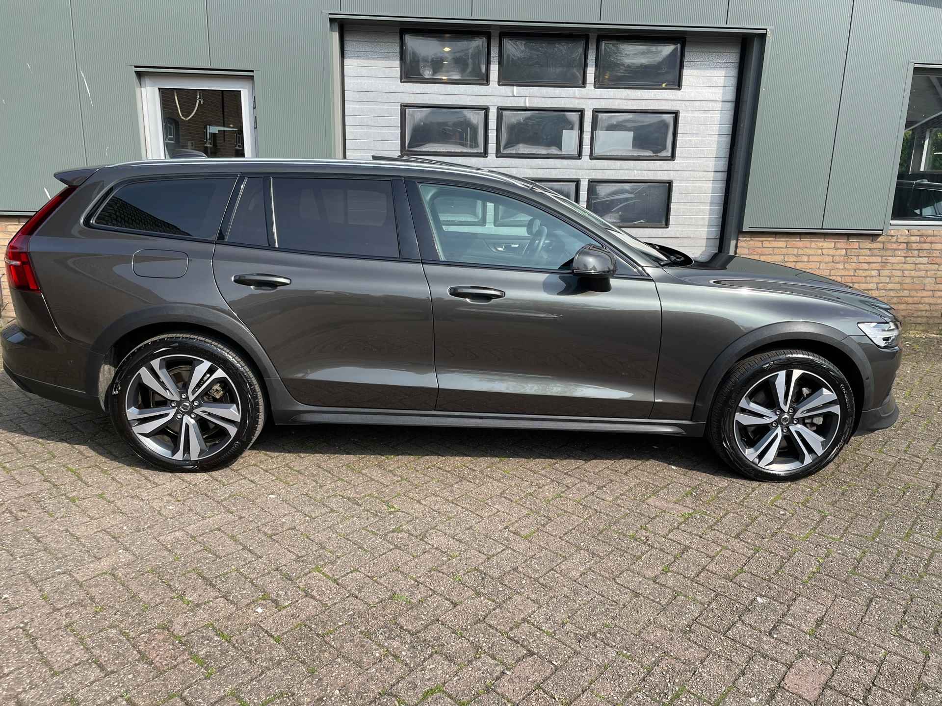 Volvo V60 Cross Country 2.0 B5 AWD Pro, vol opties - 6/26