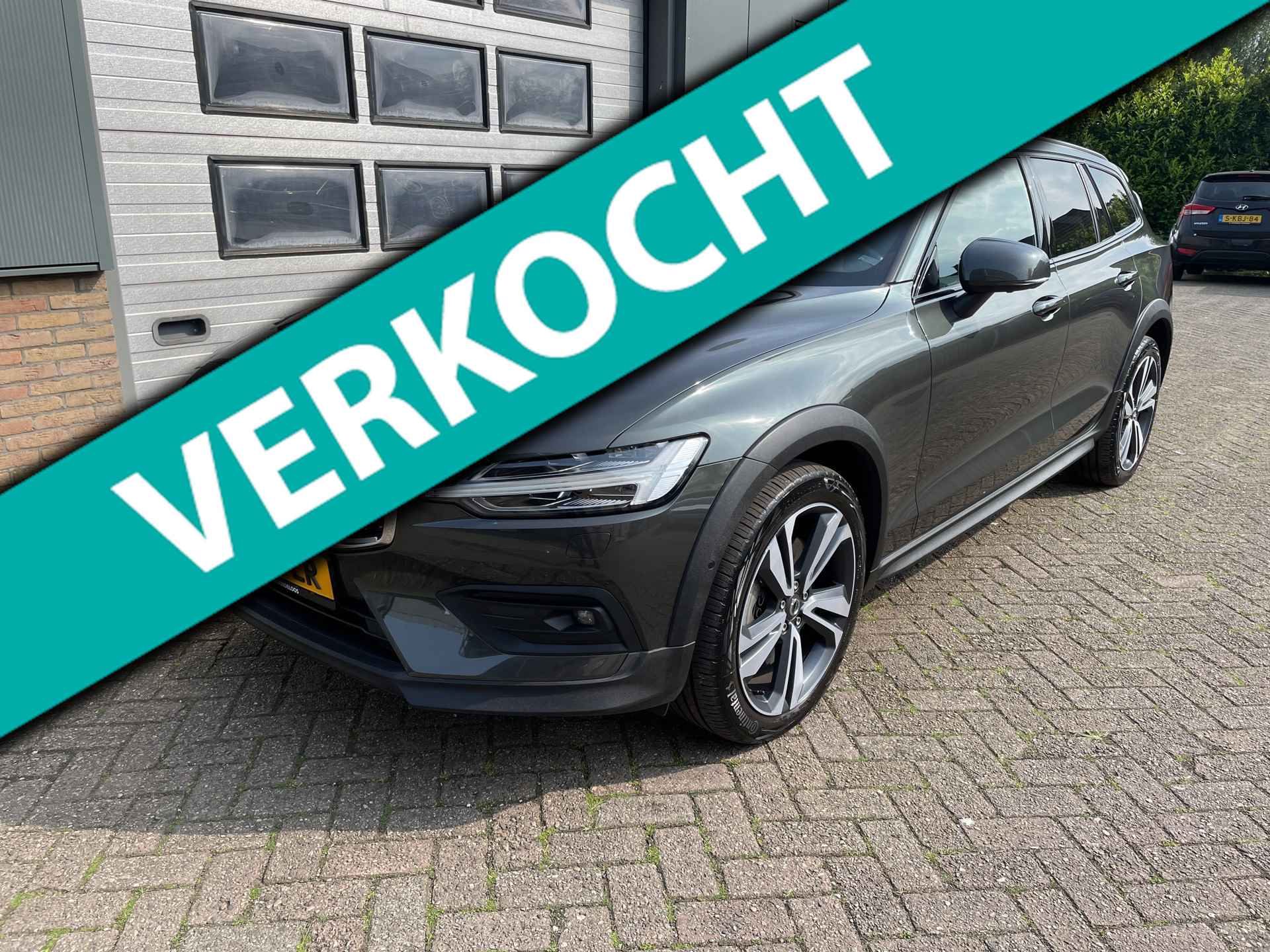 Volvo V60 Cross Country 2.0 B5 AWD Pro, vol opties - 1/26