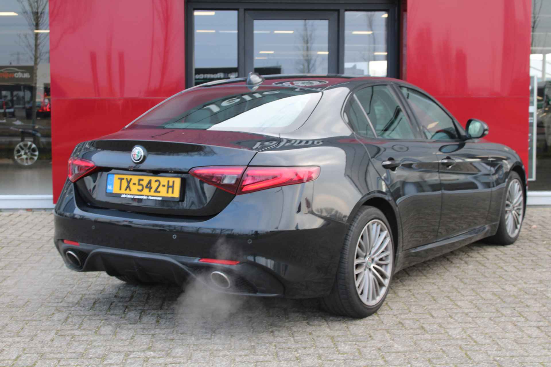 Alfa Romeo Giulia 2.0T Veloce int/exterieur | Trekhaak | stoel en stuurverwarming - 4/12