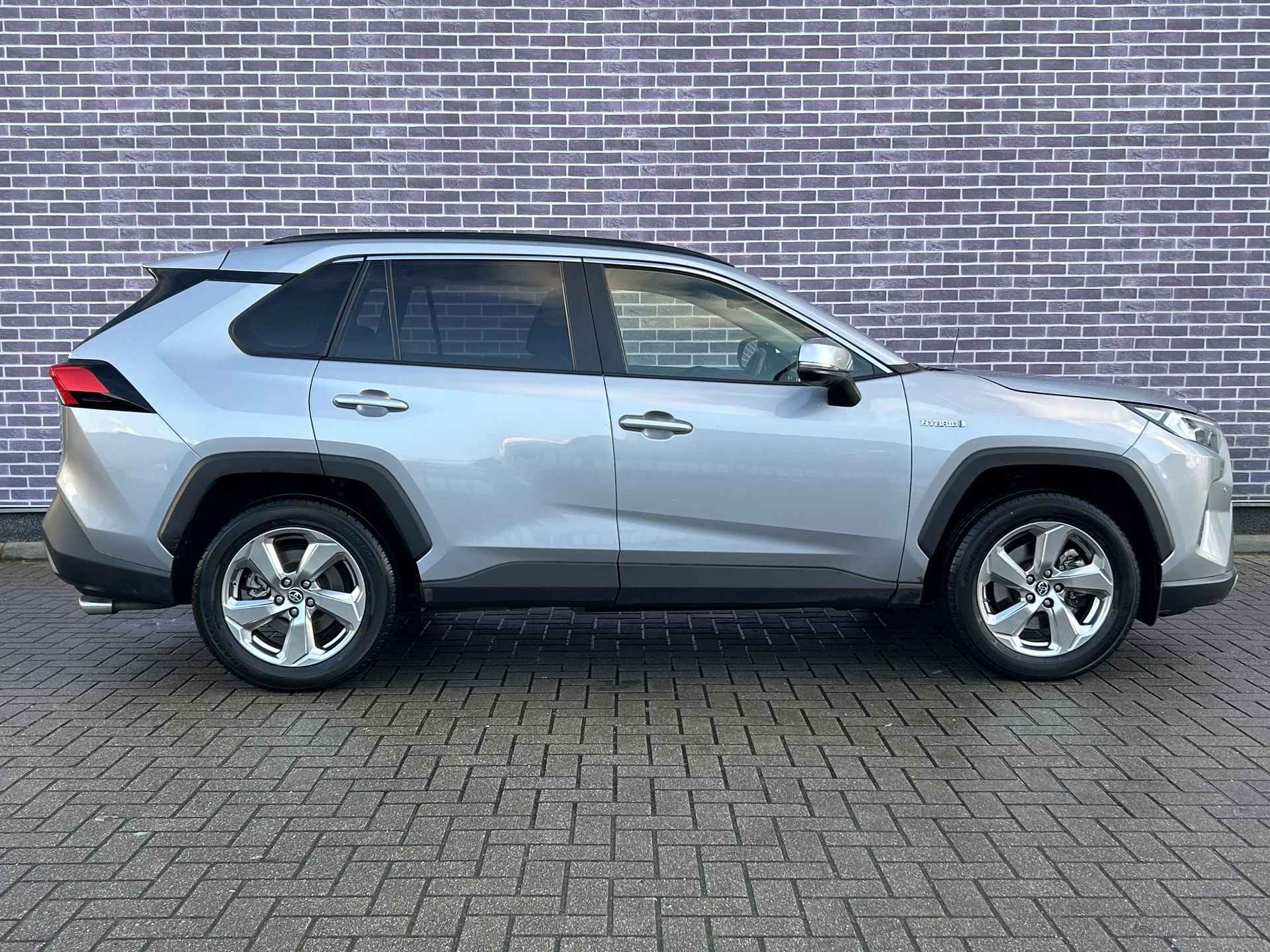 Toyota RAV4 2.5 Hybrid AWD First Edition - 17/36