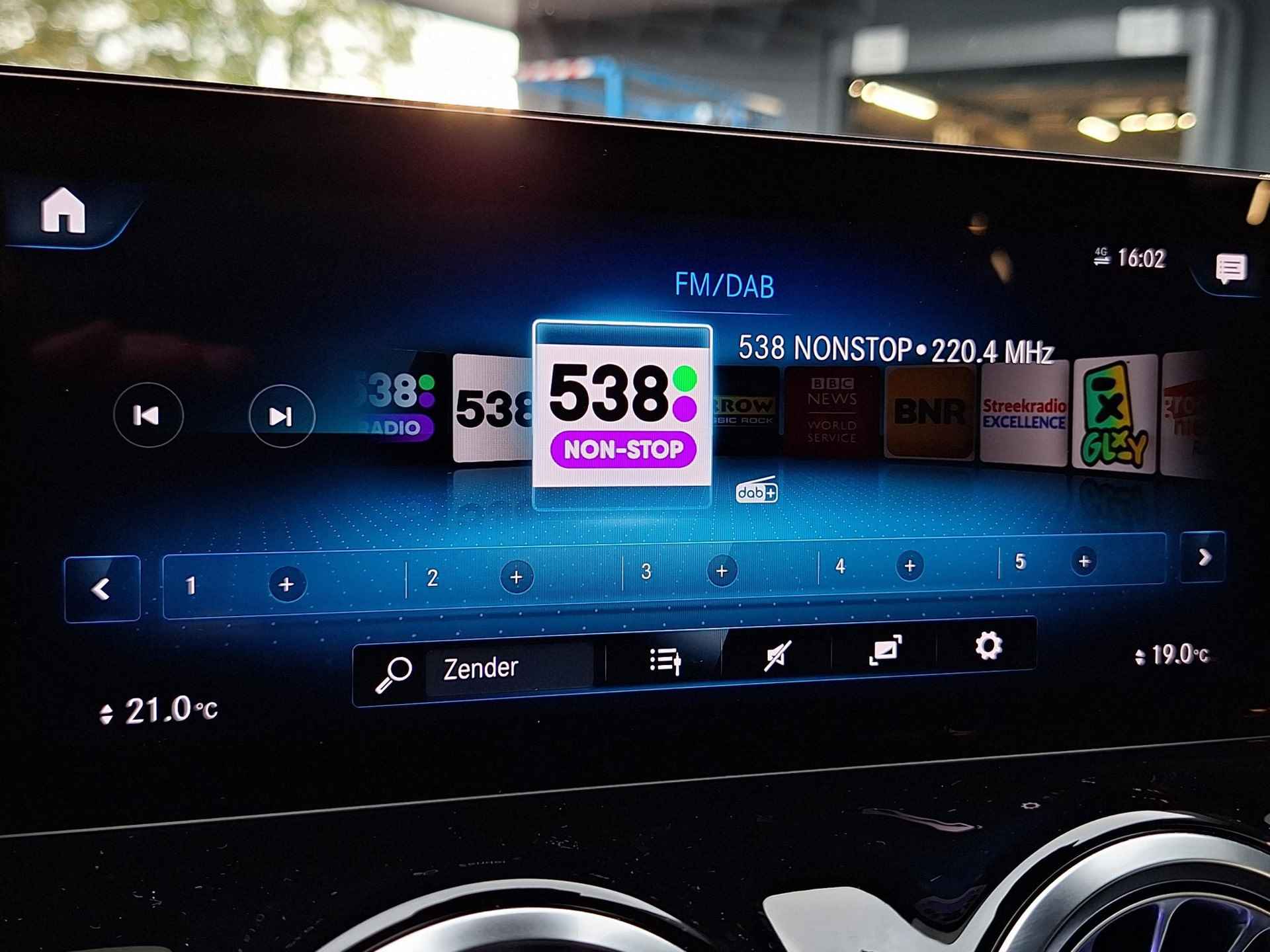 Mercedes-Benz EQA 250+ Sport Edition | AMG Line | Premium Pakket | Panoramadak | Trekhaak | Elektrisch Verstelbare Voorstoelen + Memory | Dodehoekassistent | Apple CarPlay | Android Auto | Advanced Sound System | Sfeerverlichting | Stoelverwarming | Showmodel - 22/33