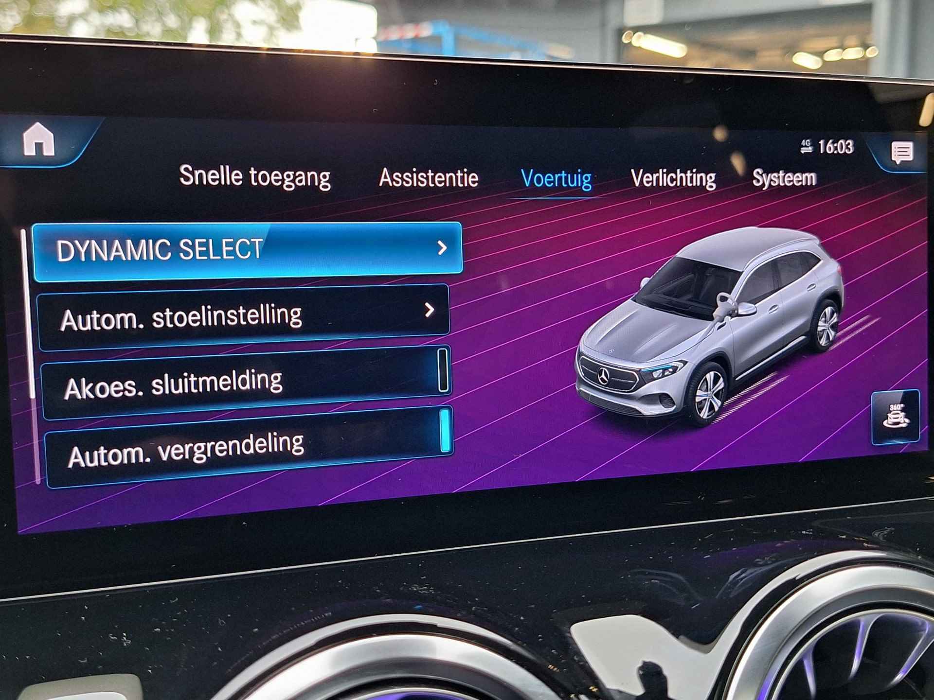 Mercedes-Benz EQA 250+ Sport Edition | AMG Line | Premium Pakket | Panoramadak | Trekhaak | Elektrisch Verstelbare Voorstoelen + Memory | Dodehoekassistent | Apple CarPlay | Android Auto | Advanced Sound System | Sfeerverlichting | Stoelverwarming | Showmodel - 25/33