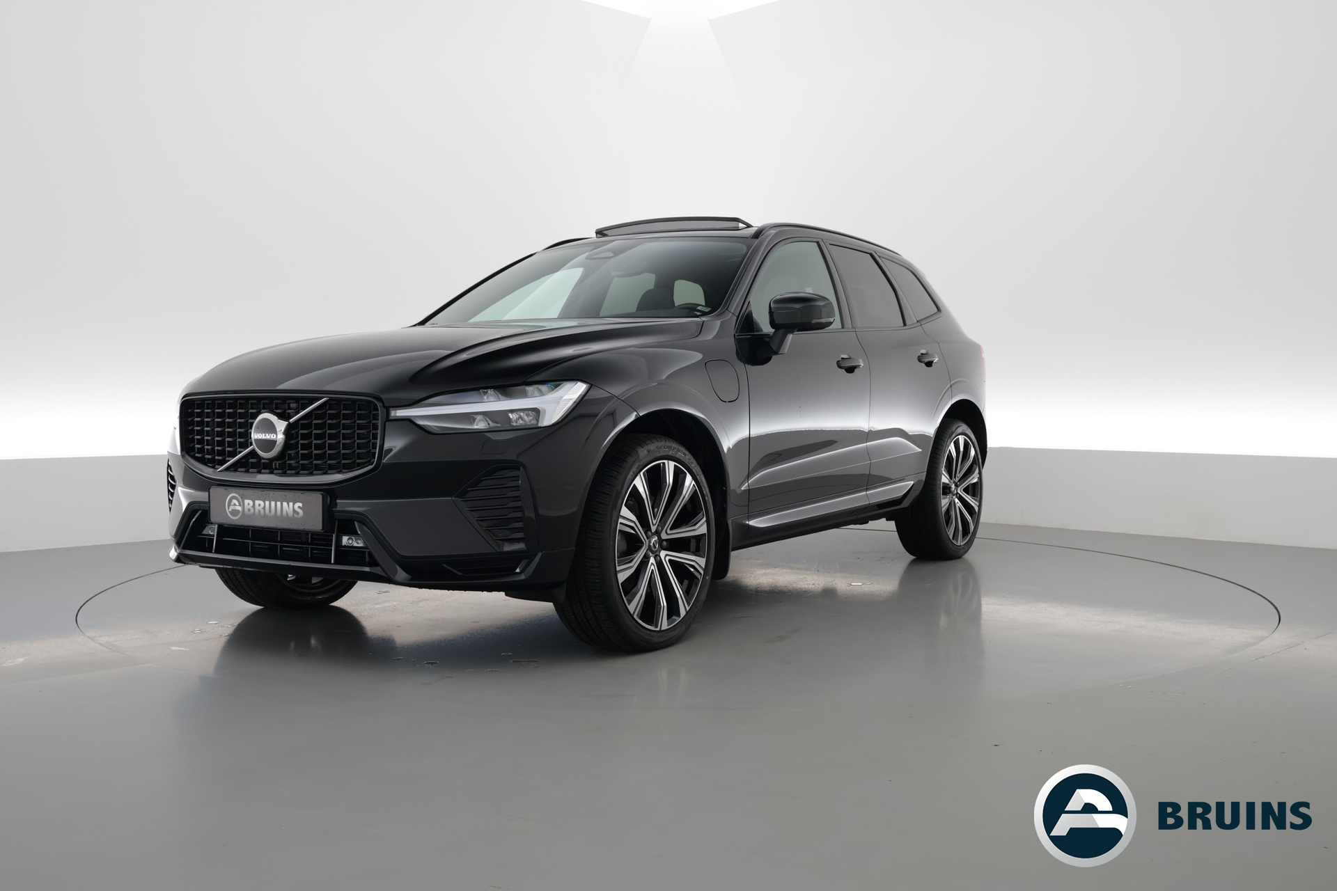 Volvo XC60 2.0 T6 Plug-in hybrid AWD R-Design | Pano-dak | Trekhaak | H&K Audio | 21'' | Standkachel | Adap. Cruise |