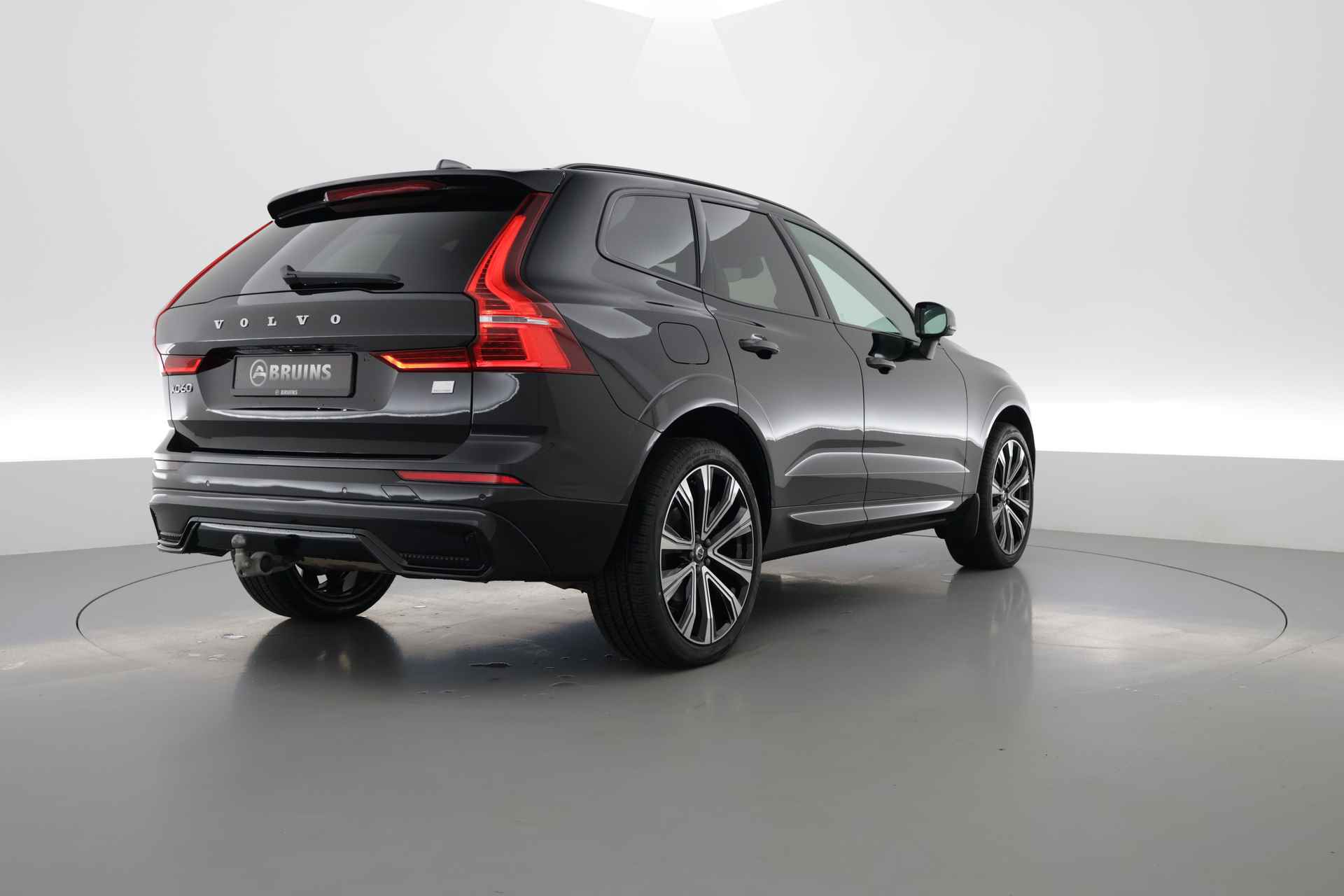 Volvo XC60 2.0 T6 Plug-in hybrid AWD R-Design | Pano-dak | Trekhaak | H&K Audio | 21'' | Standkachel | Adap. Cruise | - 2/38