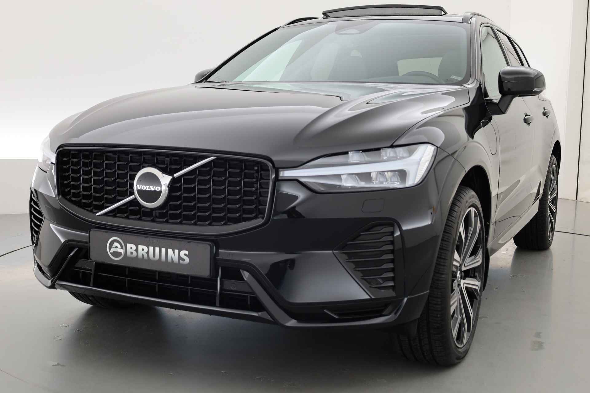 Volvo XC60 2.0 T6 Plug-in hybrid AWD R-Design | Pano-dak | Trekhaak | H&K Audio | 21'' | Standkachel | Adap. Cruise | - 28/38