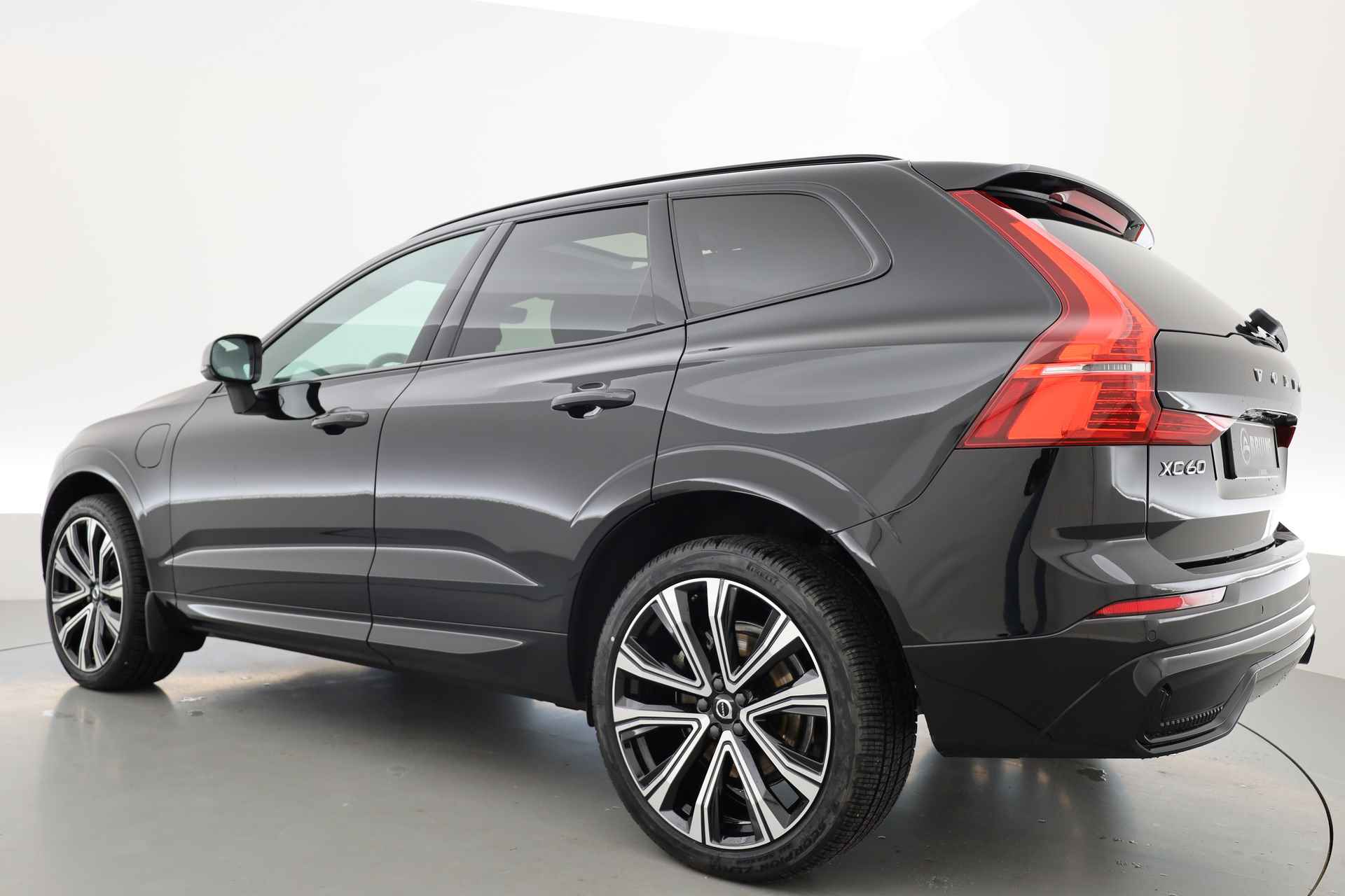 Volvo XC60 2.0 T6 Plug-in hybrid AWD R-Design | Pano-dak | Trekhaak | H&K Audio | 21'' | Standkachel | Adap. Cruise | - 33/38