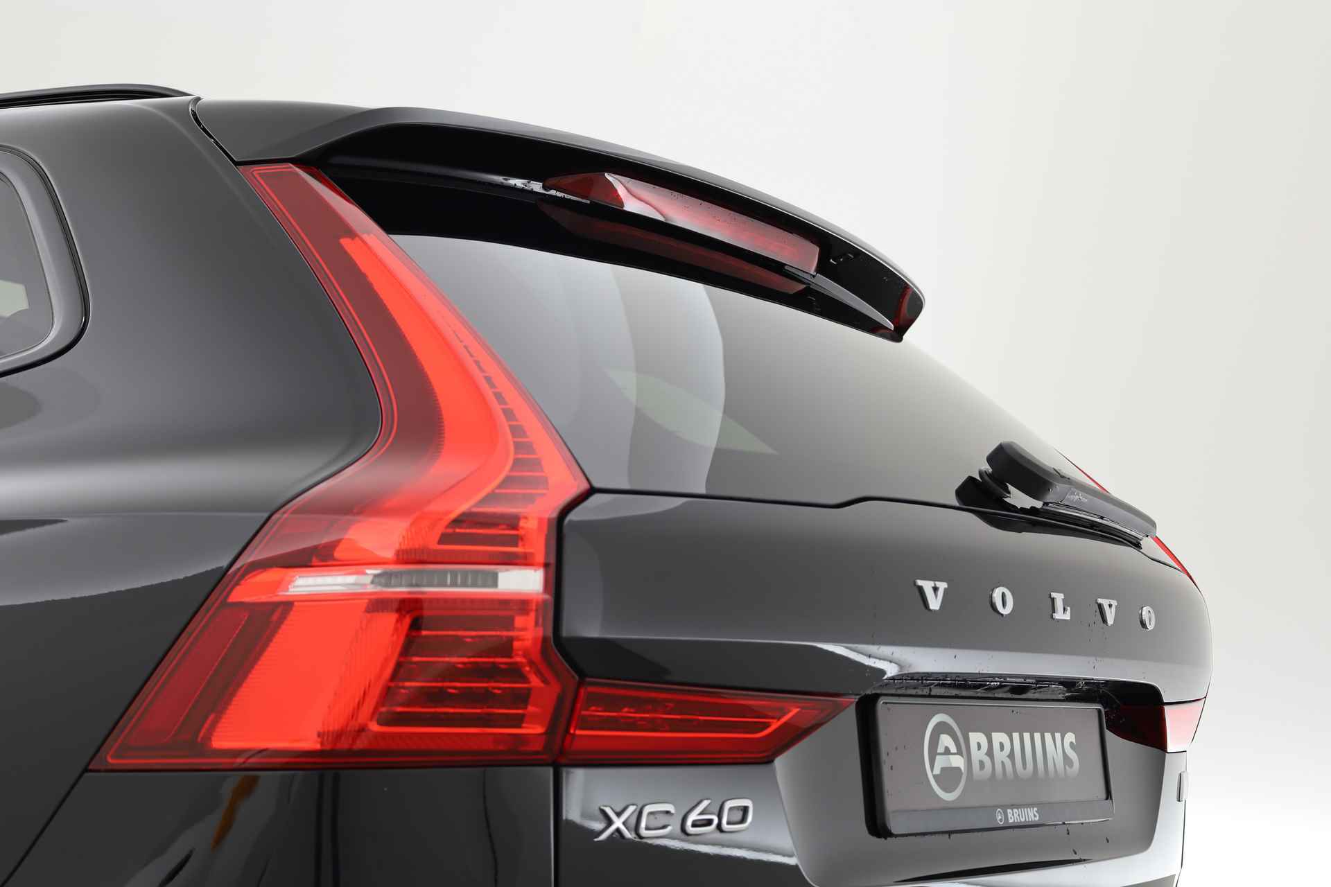 Volvo XC60 2.0 T6 Plug-in hybrid AWD R-Design | Pano-dak | Trekhaak | H&K Audio | 21'' | Standkachel | Adap. Cruise | - 34/38