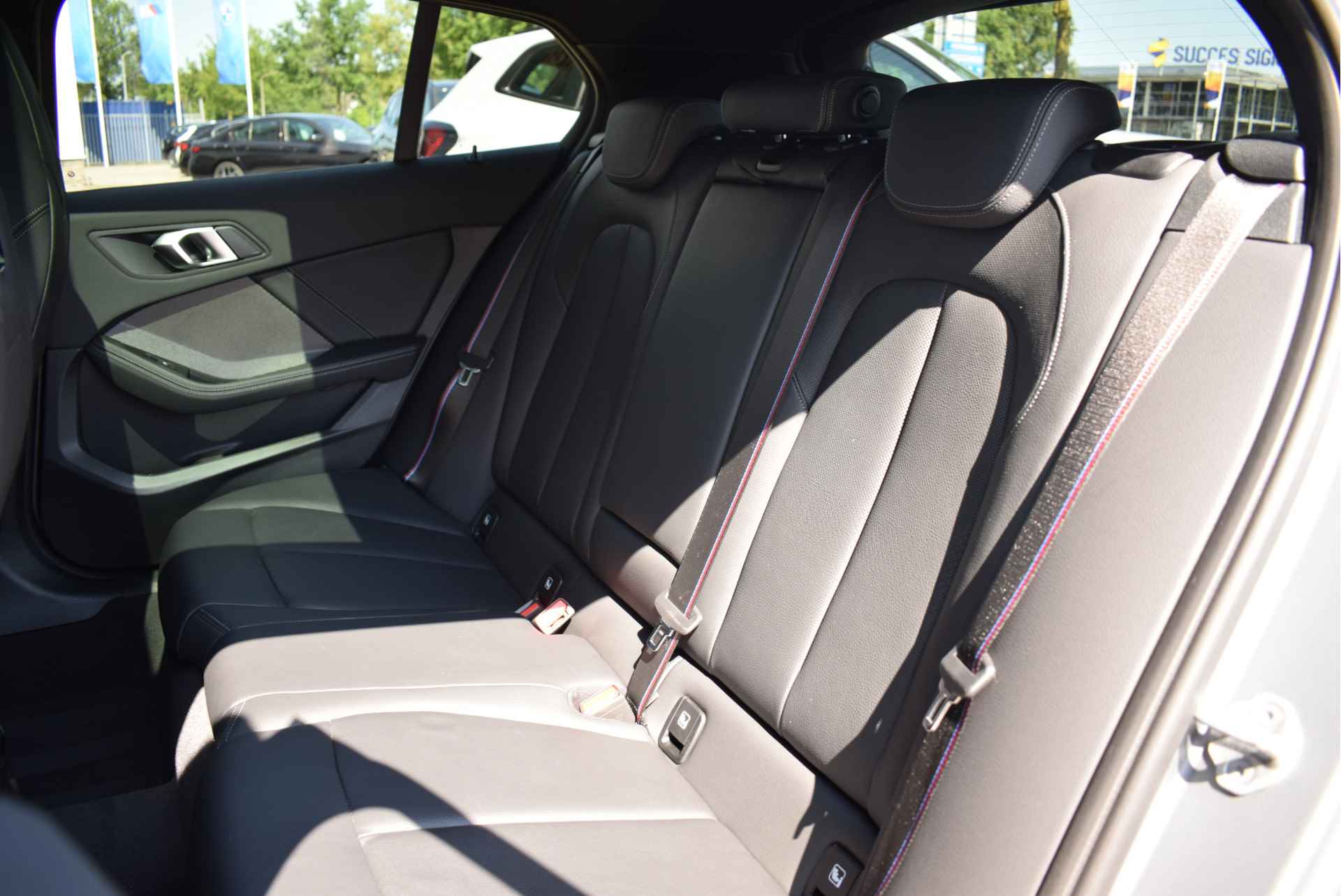 BMW 1-serie 118i High Executive M Sport Automaat / BMW M 50 Jahre uitvoering / Panoramadak / M sportstoelen / Adaptieve LED / Parking Assistant / Comfort Access - 6/27